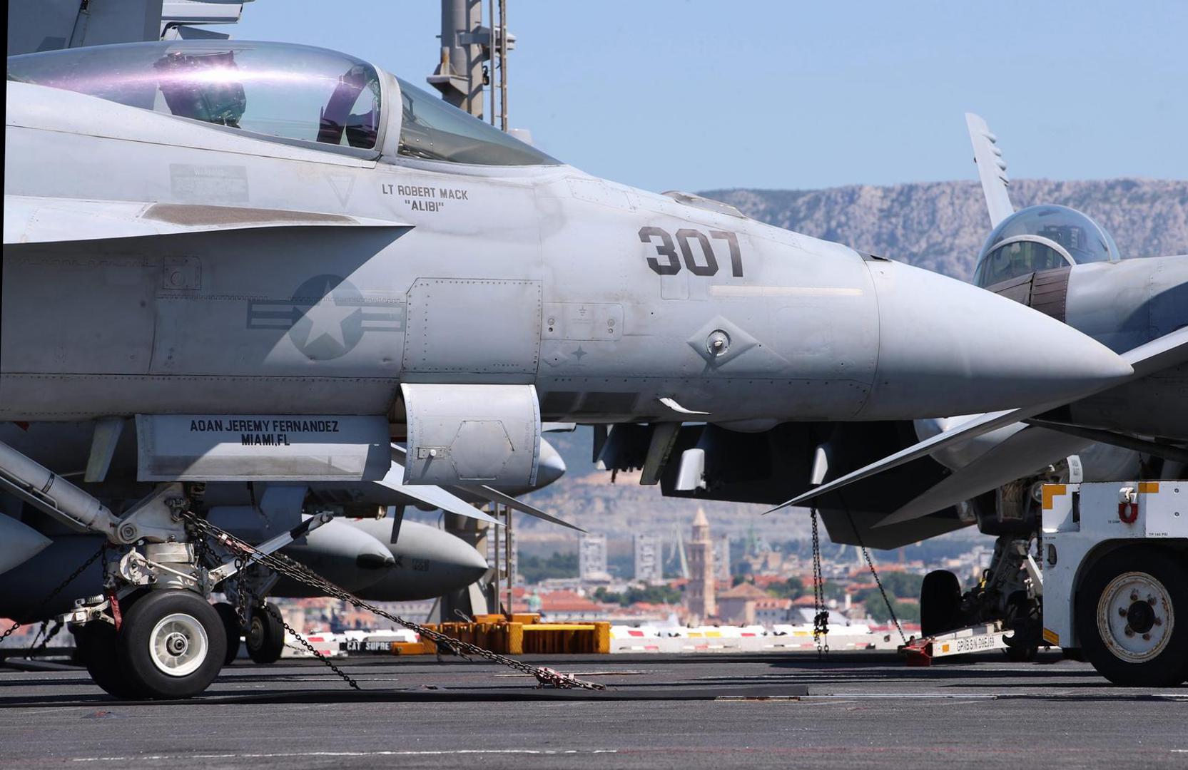 26.06.2023.,Split - Ponos americke mornarice, najmoderniji nosac zrakoplova na nuklearni pogon "USS Gerald R. Ford" uplovio je jutros u Split.Golemi brod, koji privlaci poglede Splicana i turista, najveci je ratni brod u povijesti. Dugacak je više od 330, a visok 76 metara, poput solidnog nebodera, s 25 paluba. Gradnja je stajala 12,8 milijardi dolara, a jos je 4,7 milijardi utroseno za istrazivanje i razvoj. Moze nositi 75 zrakoplova. Posadu, ukljucujuci zrakoplovno osoblje, cini 4500 ljudi. Photo: Zvonimir Barisin/PIXSELL