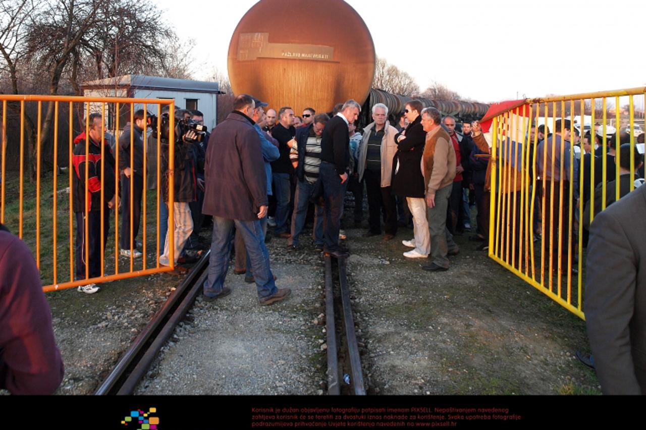 '16.03.2012., Zagreb - Nakon sto su radnici spusteni s platforme, nastavak prosvjeda odvijao se na pristupnoj pruzi DIOKI-ju kojom vlakovi voze teret u Janaf. Radnici su ju zatvorili ogradom, lancima 