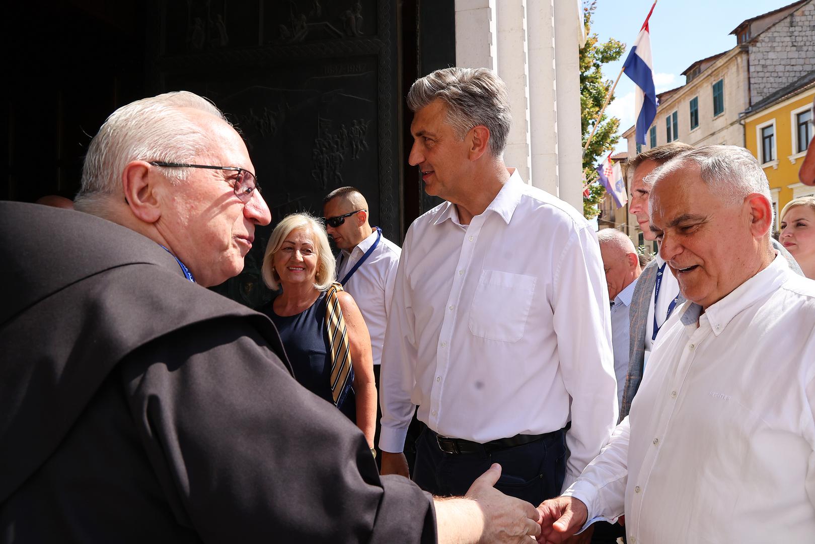 Uz premijera Plenkovića, u Sinj su stigli predsjednik Republike Zoran Milanović i predsjednik Hrvatskoga sabora Gordan Jandroković.