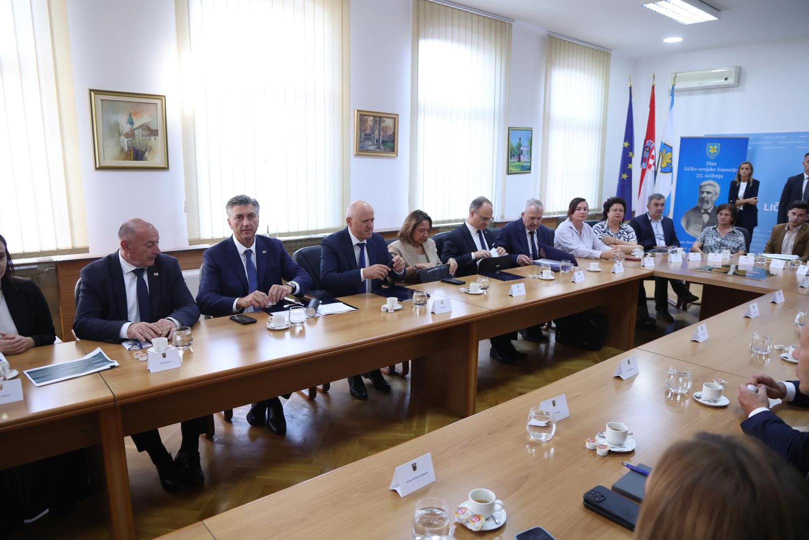 Uz Plenkovića su potpredsjednik Vlade i ministar hrvatskih branitelja Tomo Medved, potpredsjednik Vlade i ministar prostornoga uređenja, graditeljstva i državne imovine Branko Bačić, ministrica zaštite okoliša i zelene tranzicije Marija Vučković, ministrica zdravstva Irena Hrstić i ministar pravosuđa, uprave i digitalne transformacije Damir Habijan.