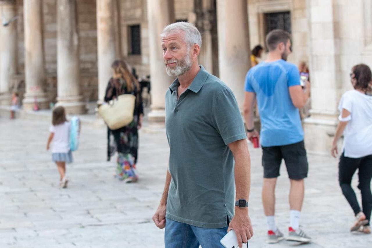 Dubrovnik: Roman Abramovich brodom pristao u staru gradsku luku pa prošetao Stradunom