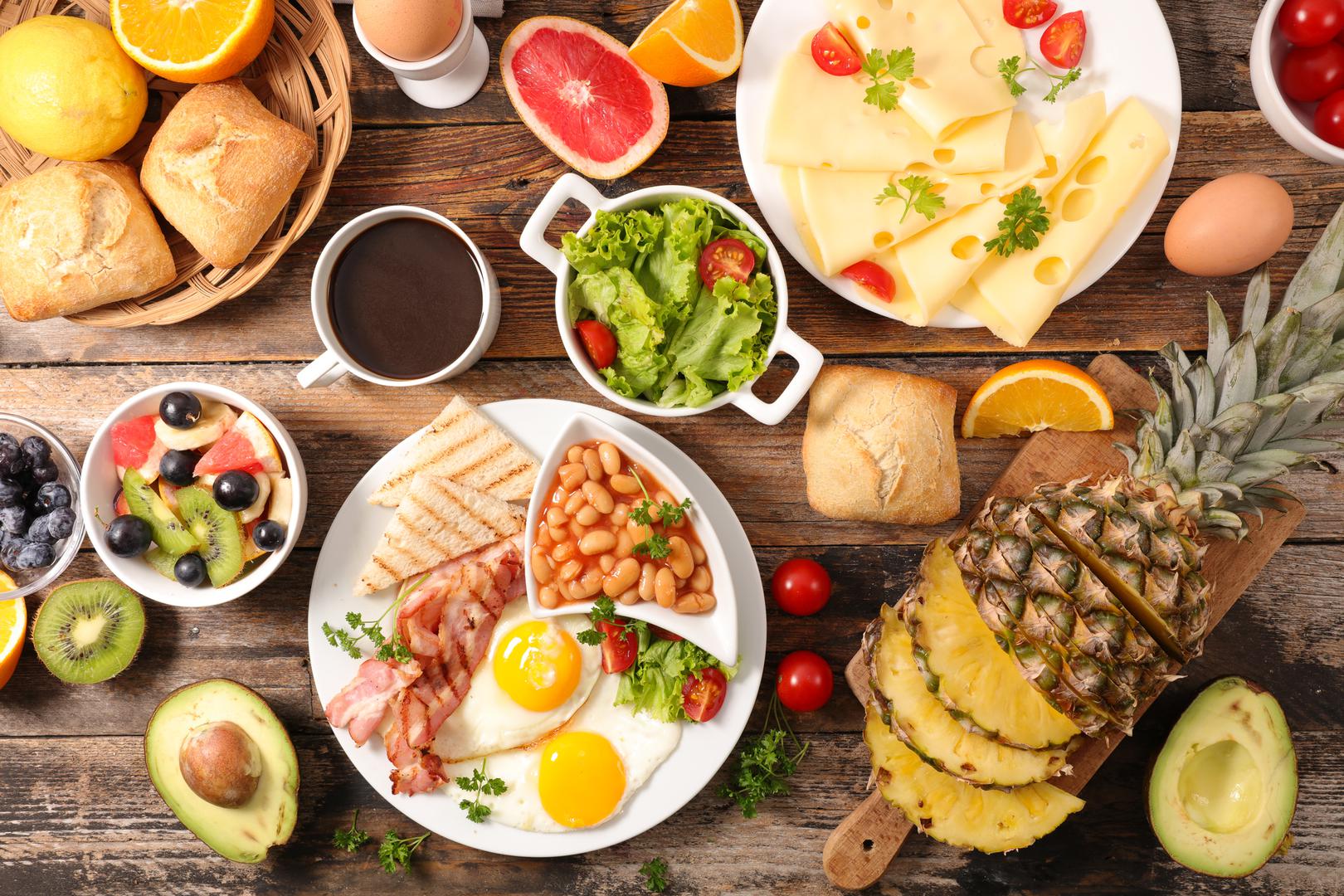 Zbog osjetljivosti namirnica, svako jelo koje sadrži mliječni proizvod (mlijeko, sir...) ili jaja podgrijavanje ne bi smjelo biti nijedna opcija.