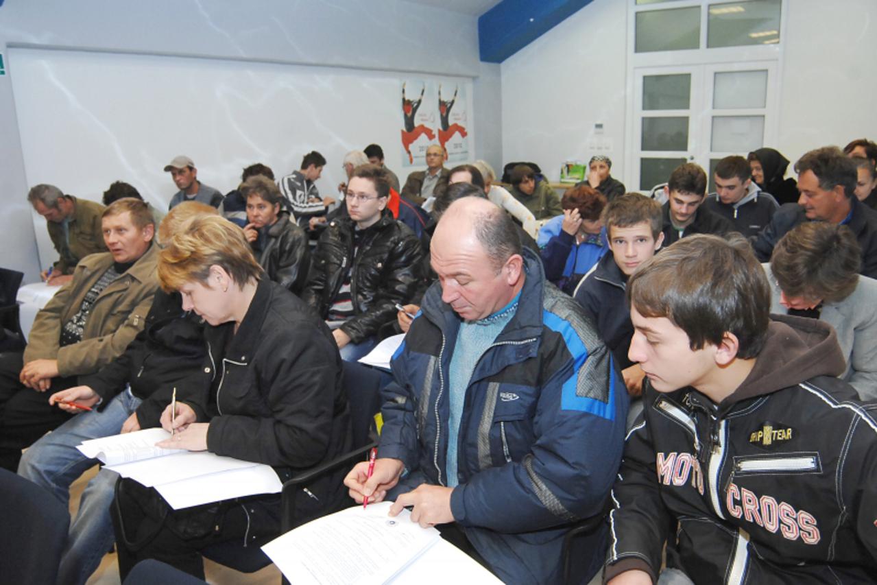 \'28.10.2010., Sisak - U Obrtnickoj komori potpisani su ugovori o stipendiranju ucenika za deficitarna zanimanja. Photo:Nikola Cutuk/PIXSELL\'