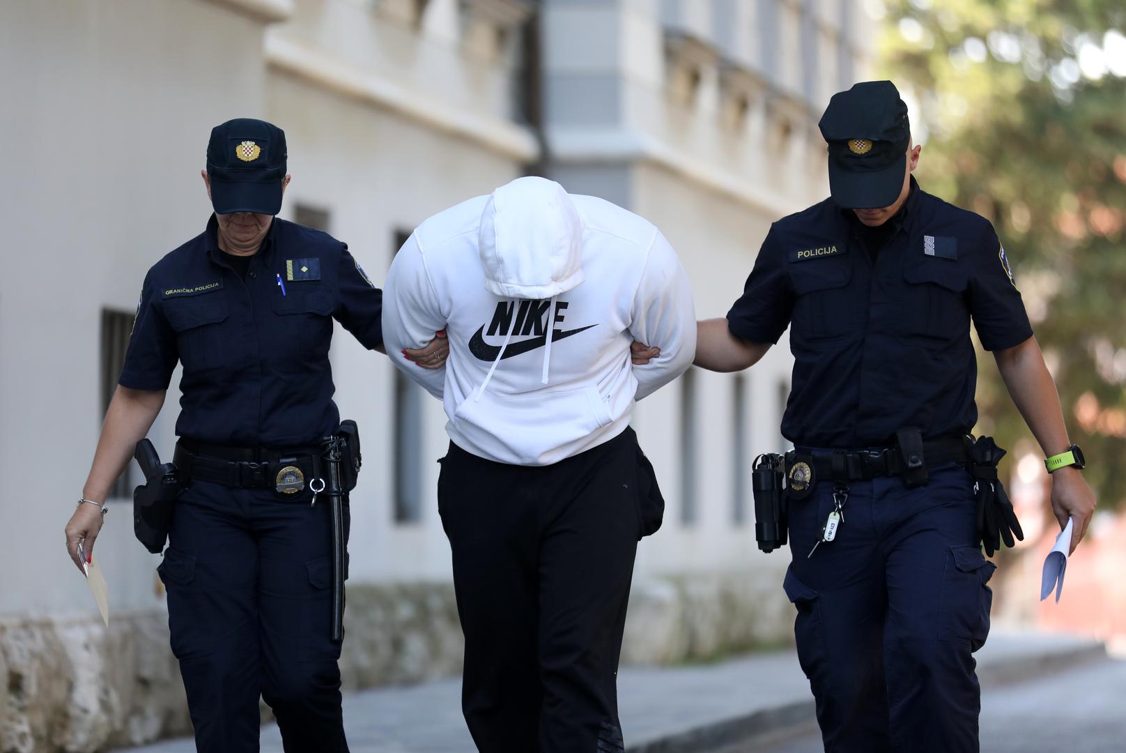 DORH je objavio da "postoji osnovana sumnja da su osumnjičenici 25. srpnja ispred ugostiteljskog objekta na području Poreča, s ciljem da teško ozlijede 19-godišnjeg mladića, u više navrata rukama i nogama udarali ga po tijelu, uslijed čega je žrtva zadobila teške tjelesne ozljede i izgubila svijest", prenosi Hina. 