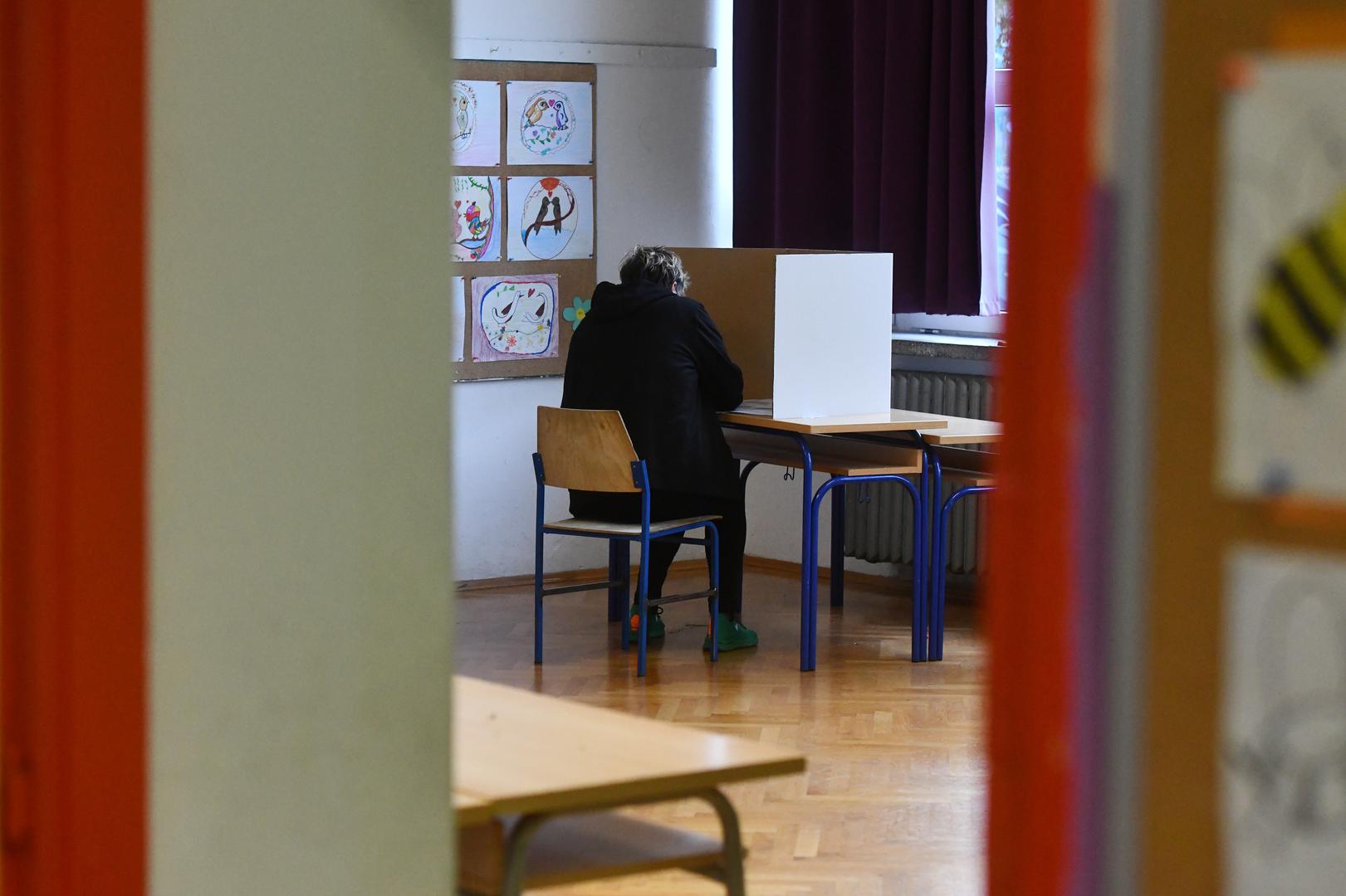 U Sabor se bira 151 zastupnik, 140 u deset izbornih jedinica u Hrvatskoj, osam biraju pripadnici nacionalnih manjina u 12. jedinici, a tri birači bez prebivališta u Hrvatskoj u 11. izborno jedinici koju čini cijeli svijet.