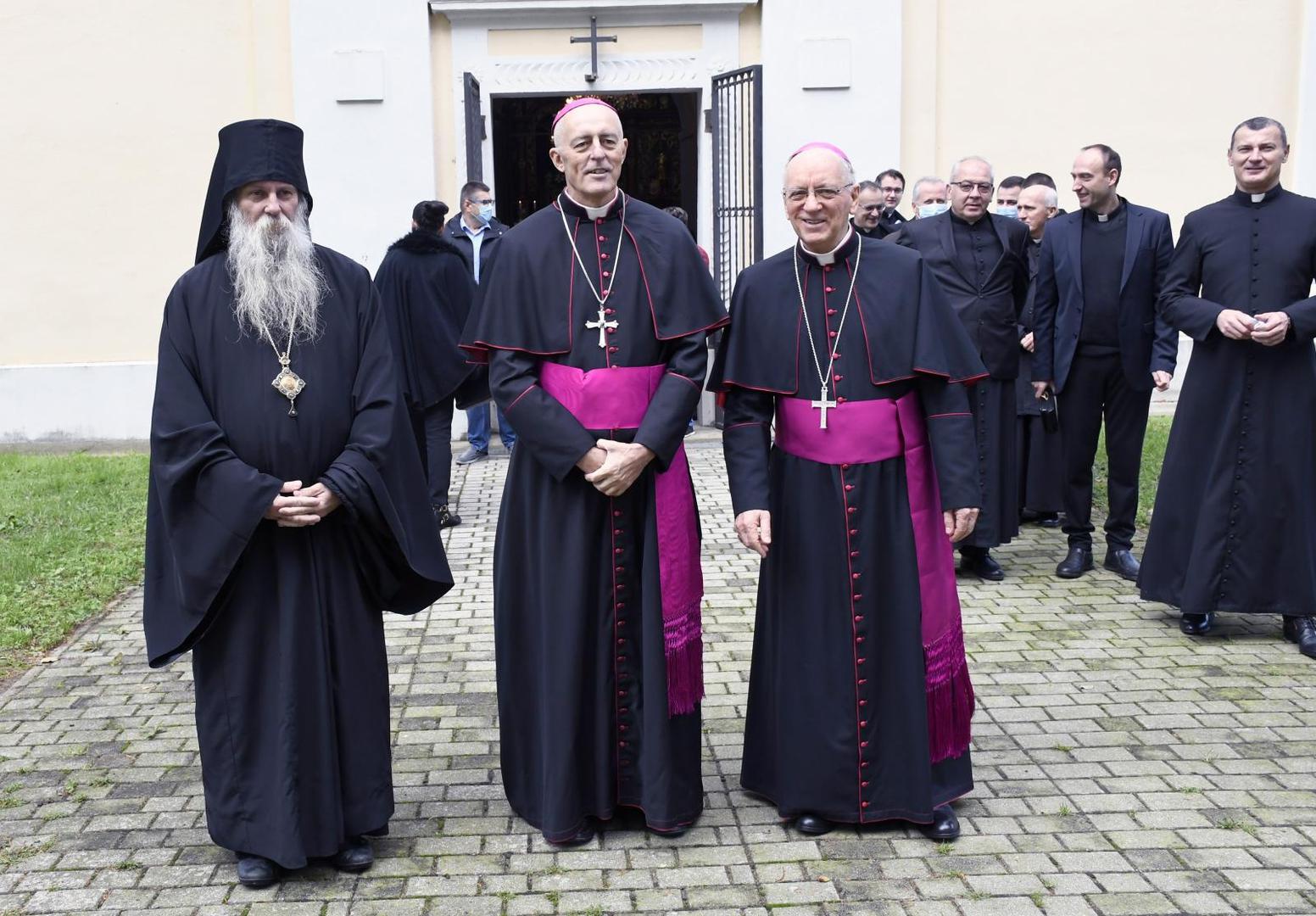 14.10.2020., Jasenovac - Apostolski nuncij u Republici Hrvatskoj nadbiskup Giorgio Lingua u sklopu posjete Pozeskoj biskupiji posjetio je i Jasenovac. Nuncij Lingua u pratnji pozeskog biskupa Antuna Skvorcevica pohodio je Jasenovac te u zupnoj crkvi Uznesenja BDM i sv. Nikole Biskupa predvodi0 molitvu za sve zrtve totalitarnih rezima 20. stoljeca koje su neduzno stradale u jasenovackom logoru i drugim mjestima. Na molitvi je sudjelovati i pakracko-slavonski episkop Jovan Culibrk. Nakon programa u jasenovackoj crkvi, nuncija i biskupa Skvorcevica je u jasenovackom manastiru primio episkop Jovan.Photo: Nikola Cutuk/PIXSELL