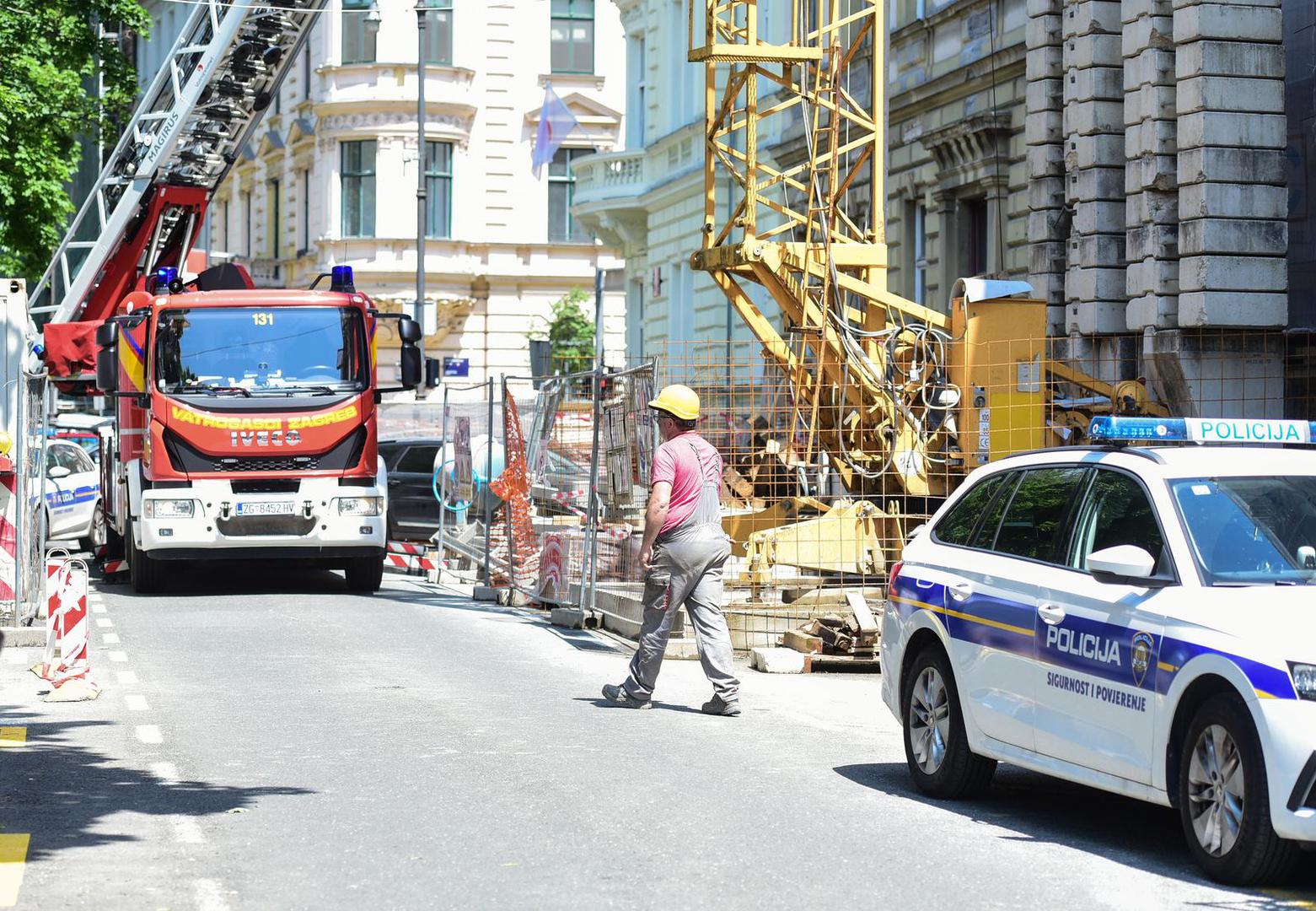 25.5.2023., Zagreb - Prilikom radova na zgradi na Zrinjevcu radnik je ozlijedjen u eksploziji. Policija i vatrogasci na terenu.  Photo: Neva Zganec/PIXSELL