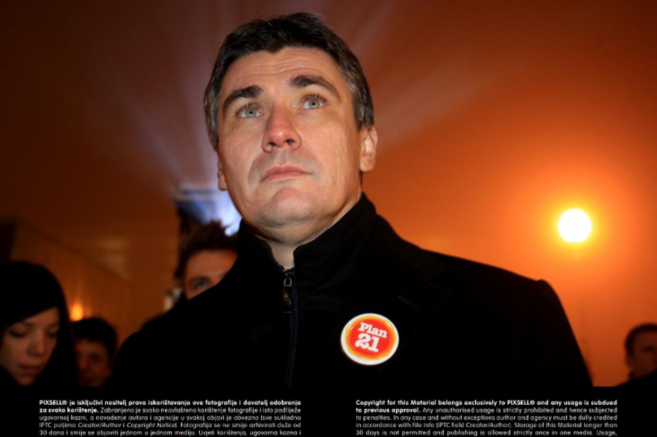 '16.11.2011. Koprivnica - U sklopu predizborne kampanje kojom su celnici Kukuriku koalcije danas vlakom obisli gradove Koprivnicu i Krizevce, stigli su i na prvi predizborni skup. Zoran Milanovic, Iva