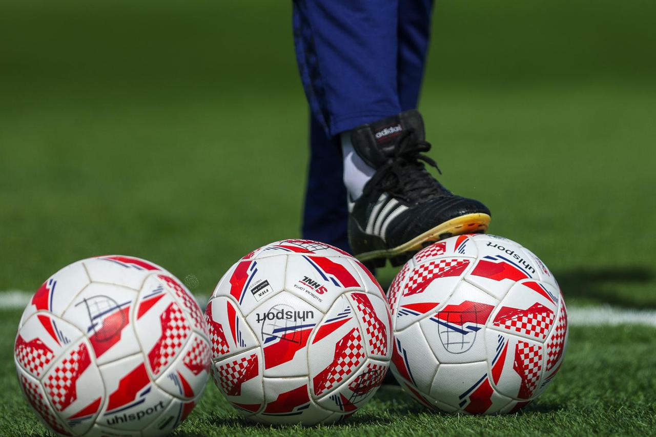 Zagrijavanje nogometaša Dinama i Osijeka uoči početka utakmice 28. kola SuperSport HNL-a