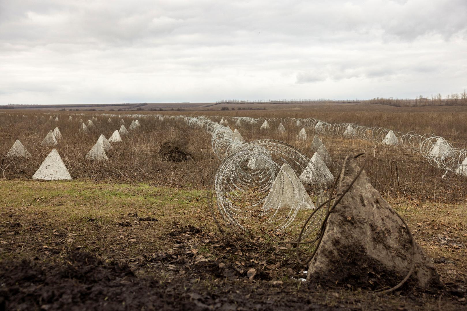 Fortifications, including “dragon's teeth” and barbed wire, built by the Ukrainian army stretch across a field near the front line outside Kupiansk, amid Russia’s attack on Ukraine, December 28, 2023.  REUTERS/Thomas Peter Photo: Thomas Peter/REUTERS