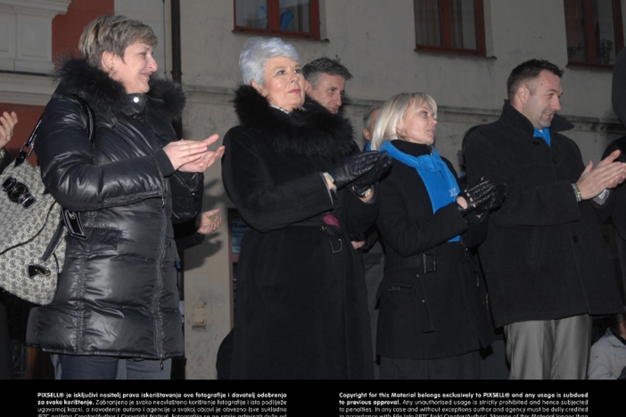 '02.12.2011. Trg Ljudevita Gaja, Krapina - HDZ-ov predizborni skup. Premijerka RH Jadranka Kosor bila je neugodno iznenadjena kada je vidla da ju na trgu ceka 50-tak ljudi. Photo: Matija Topolovec/PIX