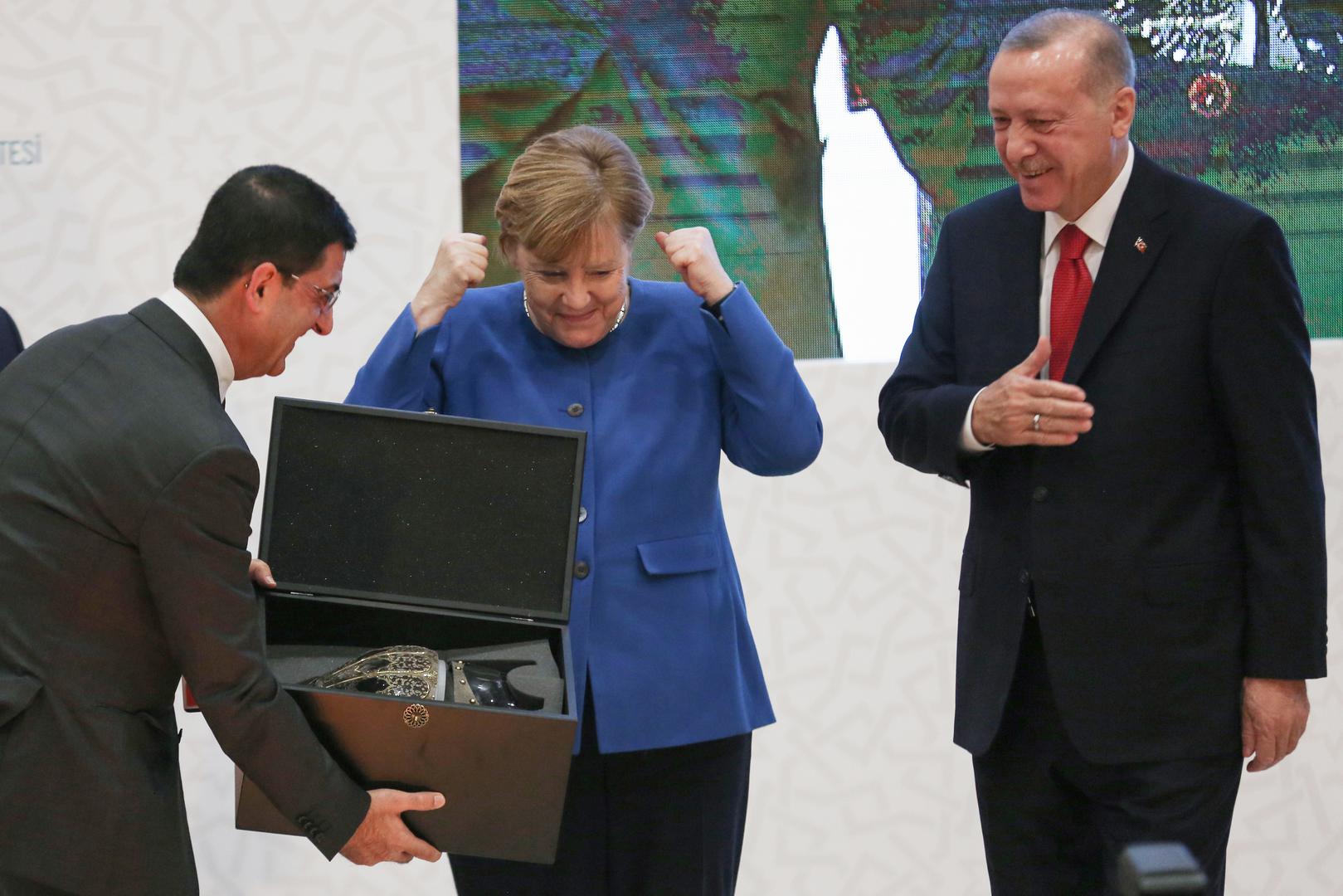 Prilikom otvorenja novog kampusa tursko-njemačkog sveučilišta predsjednik Erdoğan darovao je tadašnjoj njemačkoj kancelarki Angeli Merkel ukrašeno zrcalo i ceremonijalnu kacigu.