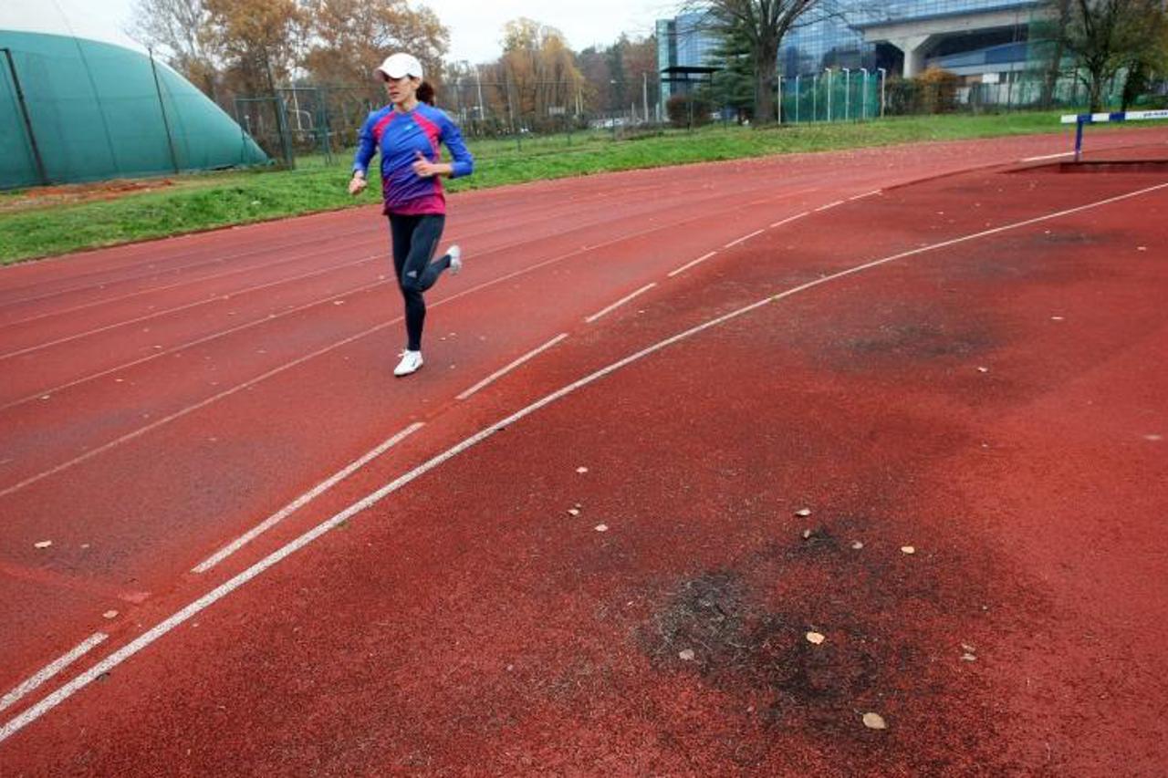 '15.10.2012., Zagreb - SRC Svetice, stanje staze na atletskom stadionu je poprilicno u losem stanju. Izlizana staza. Photo: Goran Jakus/PIXSELL'