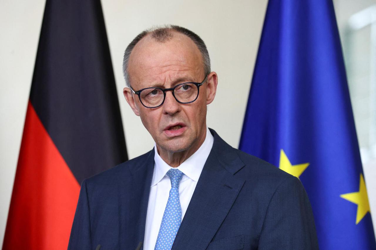 German Chancellor Friedrich Merz and Research Minister Dorothe Baer receive the 2026 Research and Innovation report in Berlin