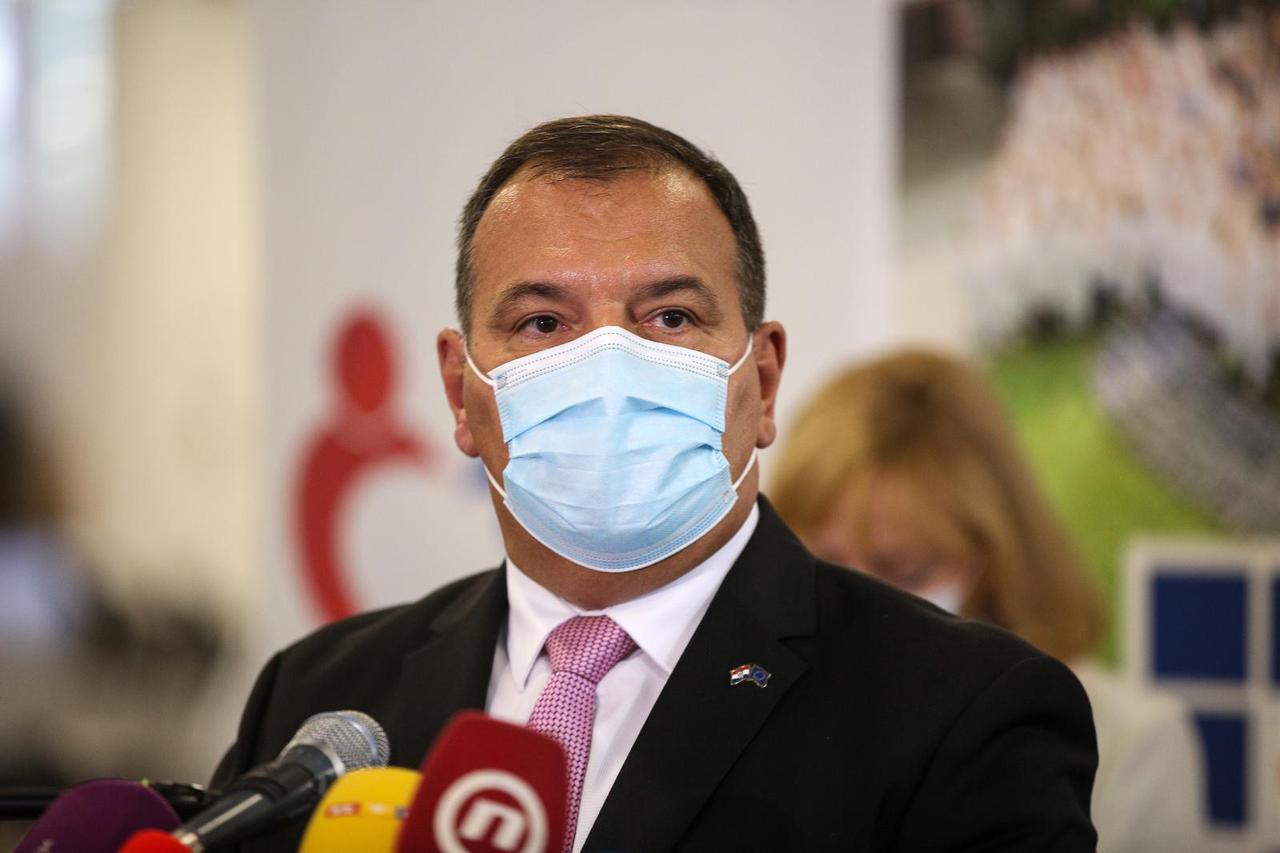 Stella Kyriakides, povjerenica Europske komisije za zdravstvo i sigurnost hrane, i ministar Beroš obišli punkt za cijepljenje