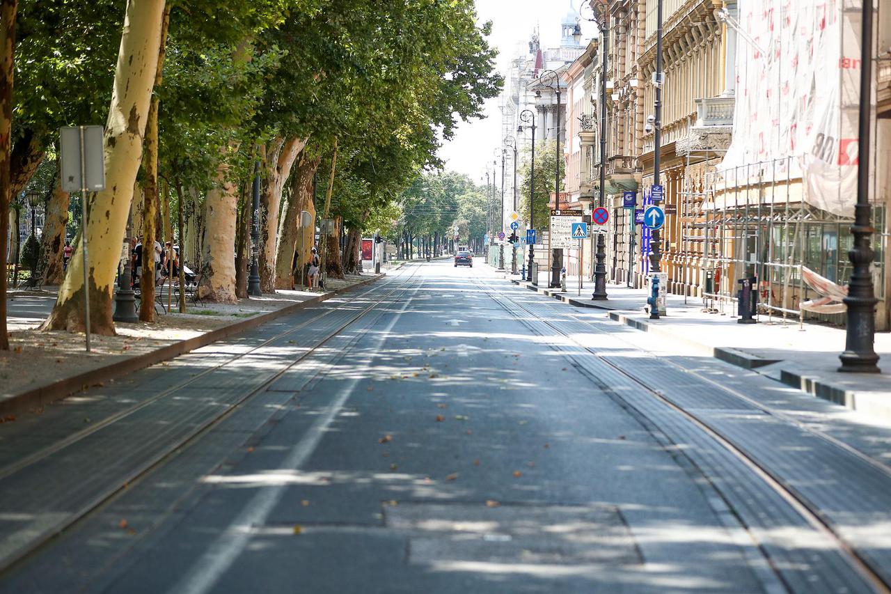 Pulske plaže nisu pretrpane, mnogi izgleda čekaju večernje kupanje