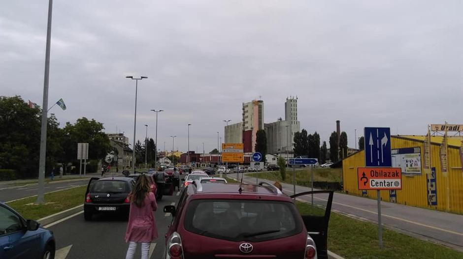 Zaustavljen promet u Sisku