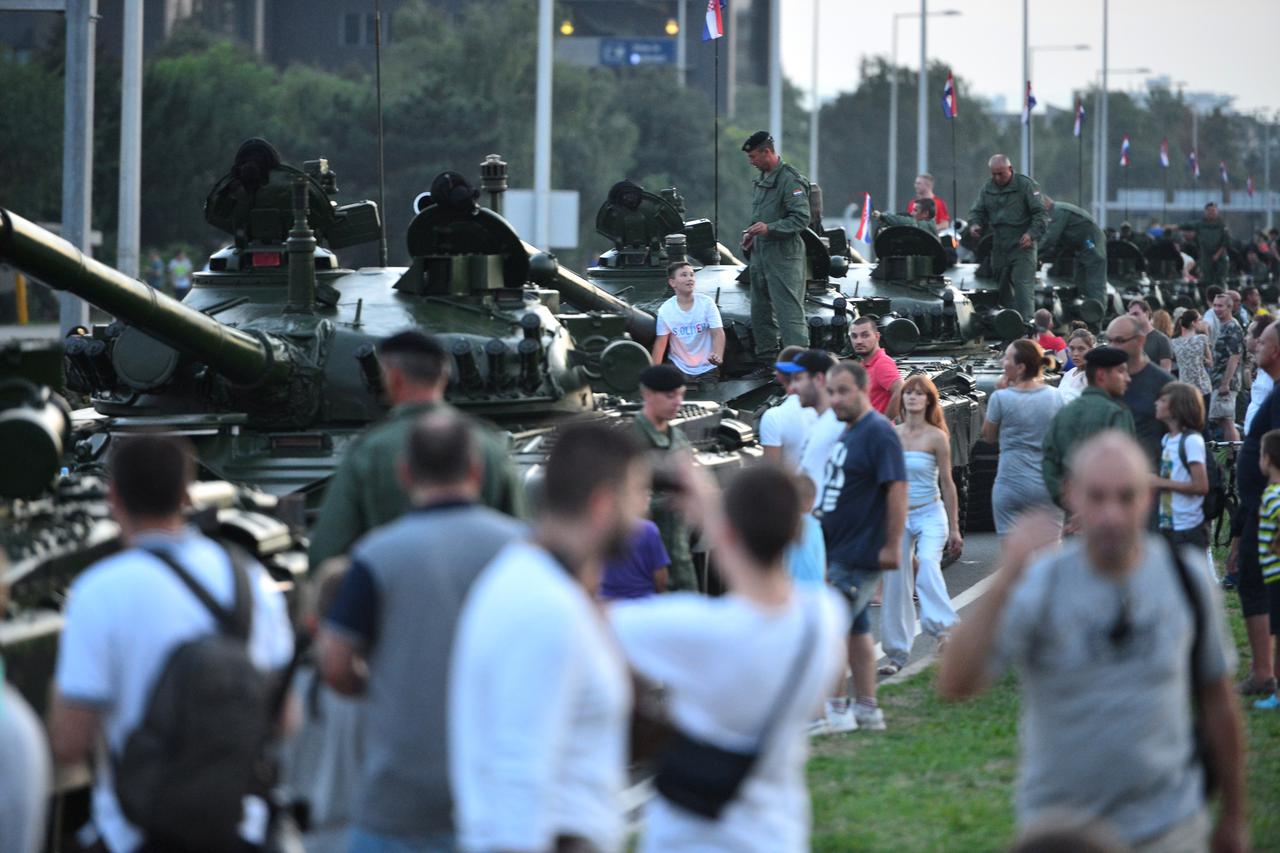 04.08.2015., Zagreb - Povodom obiljezavanja Dana domovinske zahvalnosti, Dana hrvatskih branitelja i 20. obljetnice vojno-redarstvene operacije Oluja odrzan je svecani mimohod kroz Ulicu grada Vukovara, od Avenije Marina Drzica do Savske ulice. Na mimohod