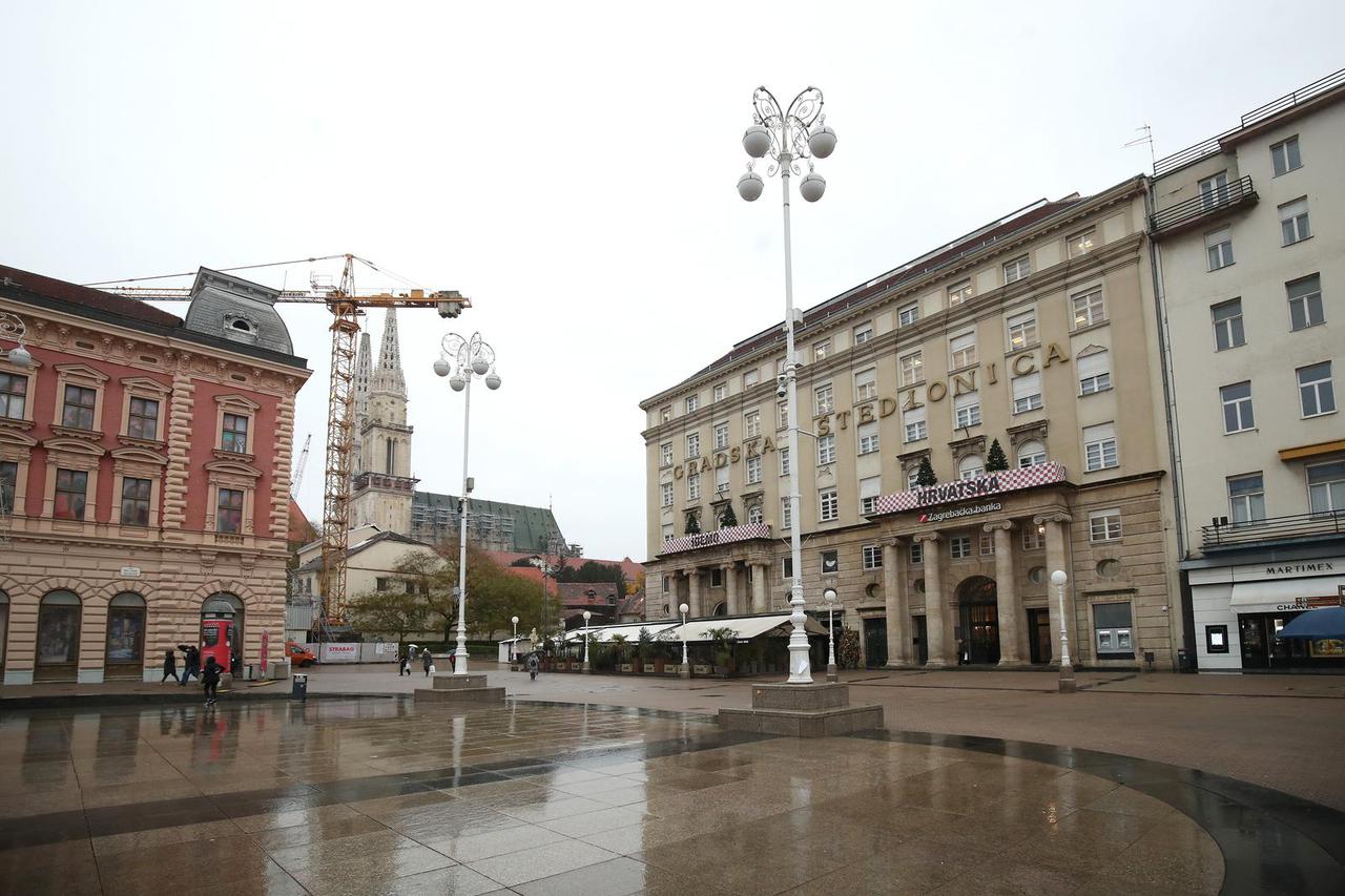 Zagreb: Na pročelju zgrade na velikom transparentu osvanule poruke: Idemo i Hrvatska 
