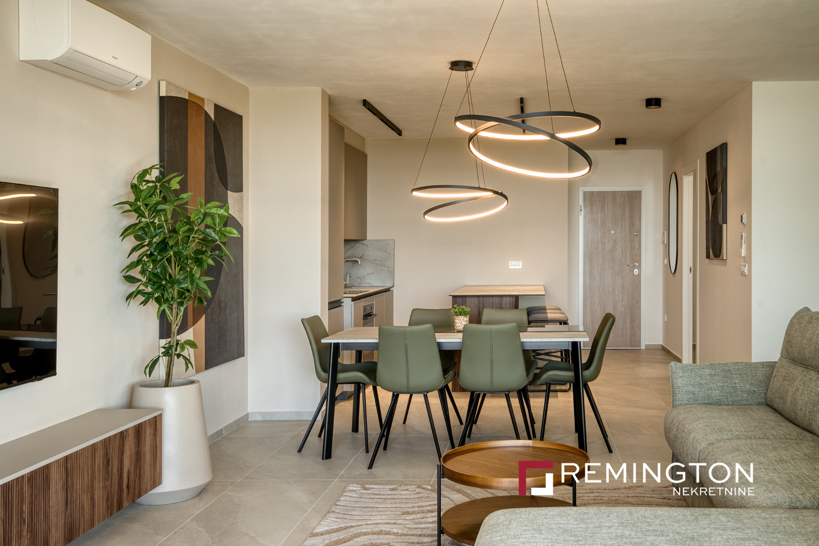 Apartman u prizemlju dio je suvremenog novog stambenog objekta i nudi 83 m² stambenog prostora, ističe Remington u oglasu. 

