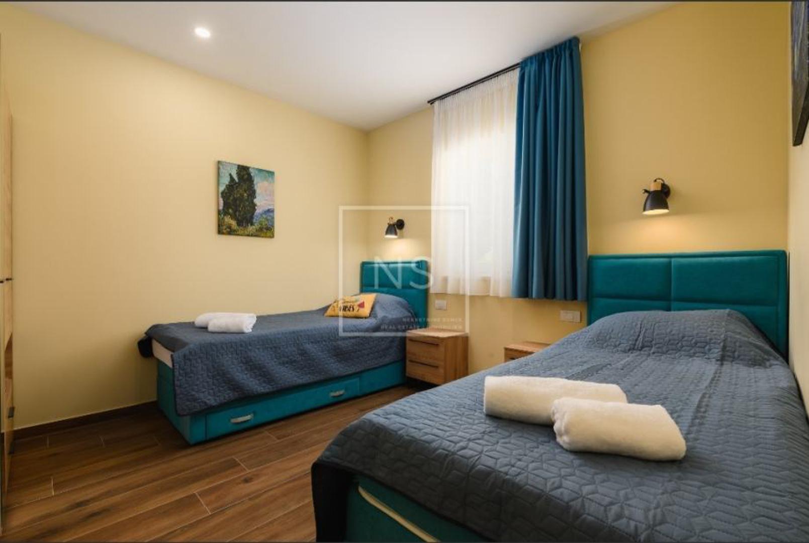 Vila se prodaje potpuno namještena i spremna za useljenje ili nastavak turističkog najma. Cijena nekretnine iznosi 695.000 eura.