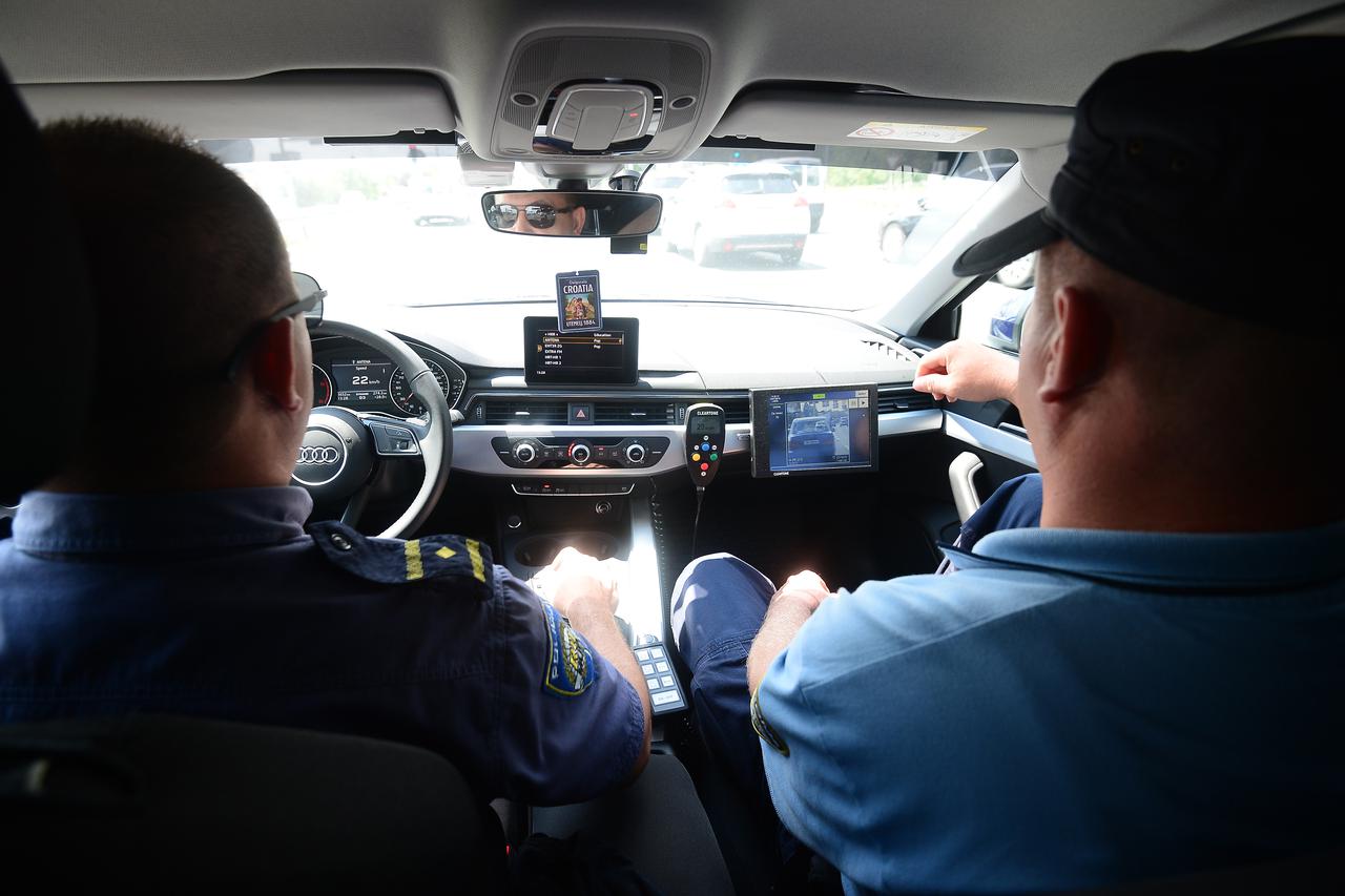 Zagreb: Policijski službenici Zvonimir Knežević i Ivica Krznik u policijskom presretaču