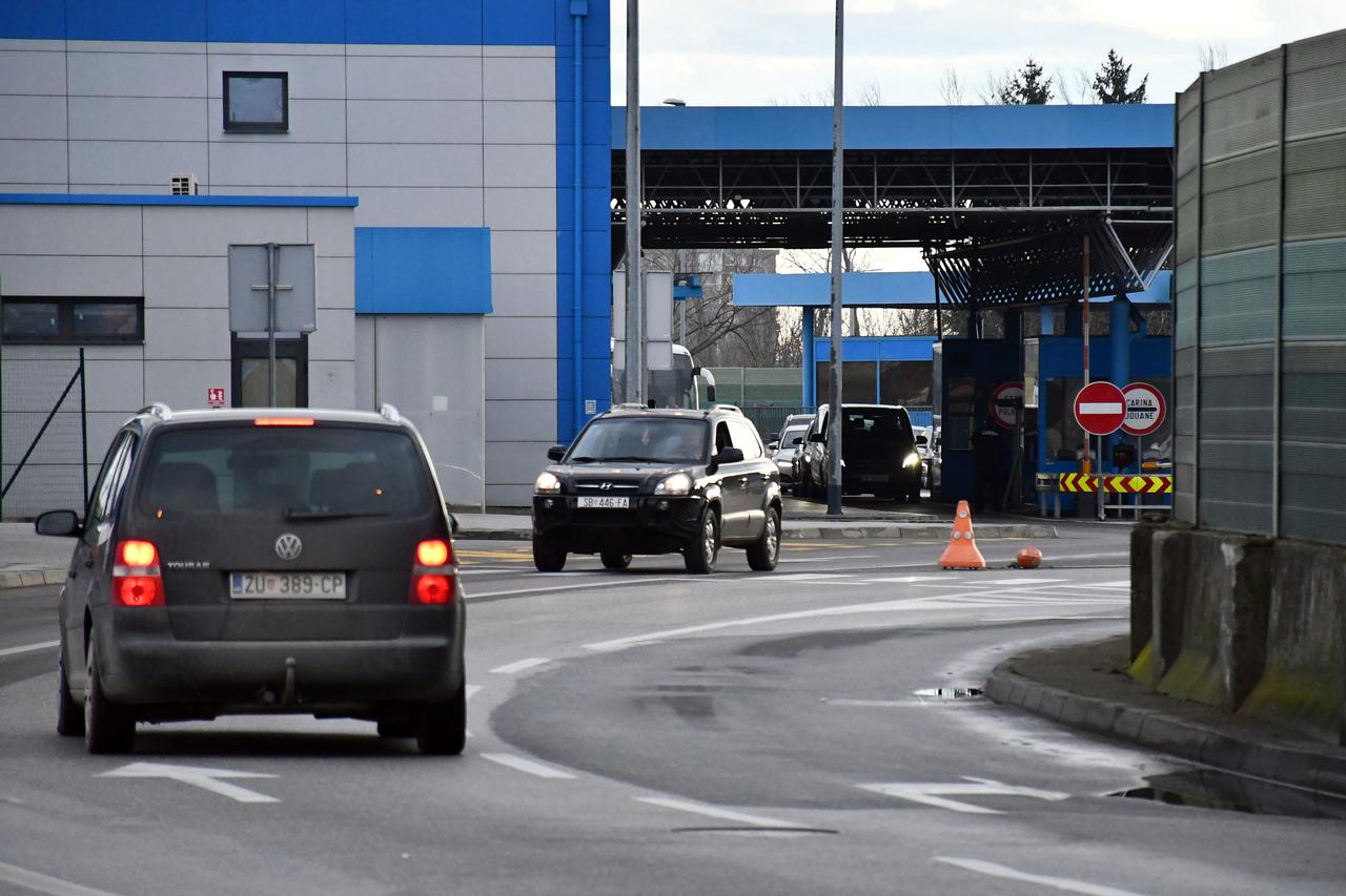 Slavonski Brod: Na graničnom prijelazu pojačan promet vozila na ulazu u RH iz smjera BiH