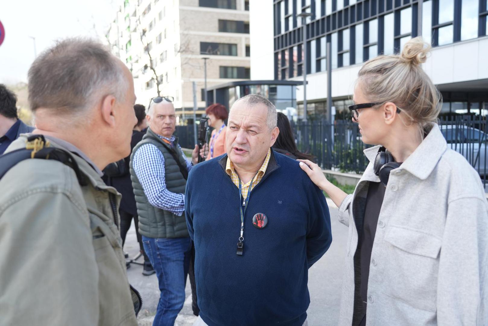13, March, 2025, Belgrade - A group of about a hundred unknown people gathered in front of the entrance to the N1 editorial office yard, and soon a group of employees from Airport City appeared, who came to support the N1 employees, who eventually applauded the group, which also included city officials from Novi Sad and Vojvodina, all of whom are members of Aleksandar Vulin's Socialist Movement. Srdjan Milivojevic. Photo: Antonio Ahel/ATAImages

13, mart, 2025, Beograd - Grupa od oko stotinak nepoznatih ljudi okupila se ispred ulaza u dvoriste redakcije N1, a ubrzo se pojavila grupa zaposlenih iz Erport sitija, koji su dosli da pruze podrsku zaposlenima na N1 koji su na kraju  aplauzom isparatili grupu u kojoj su bili i gradski funkcioneri Novog Sada i Vojvodine, a svi su clanovi Pokreta socijalista Aleksandra Vulina.Photo: Antonio Ahel/ATAImages Photo: Antonio Ahel/Ata  images/PIXSELL