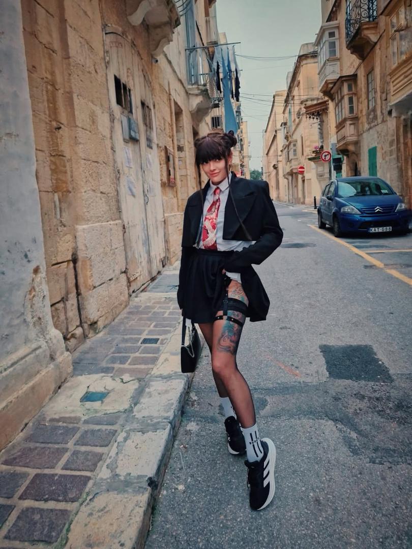 Svojim je pratiteljima na Instagramu otkrila kako slavi ljubav serijom fotografija koje su malo koga ostavile ravnodušnim. Uz kratak opis "Valentinovski outfit", dala je do znanja da Dan zaljubljenih obilježava prema vlastitim pravilima, ne mareći za konvencije.