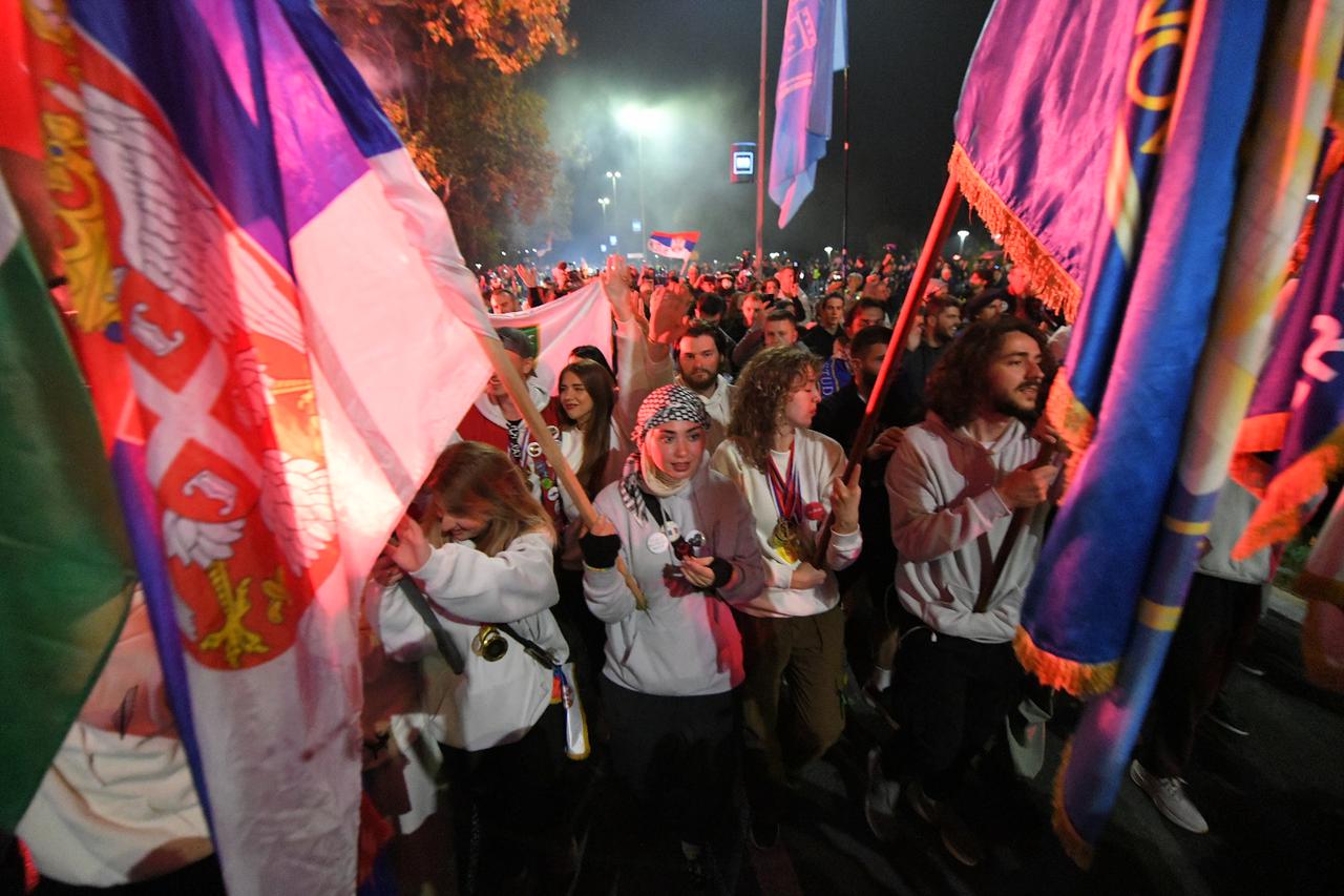 Veliki broj građana u Novom Sadu, dočekuje studente