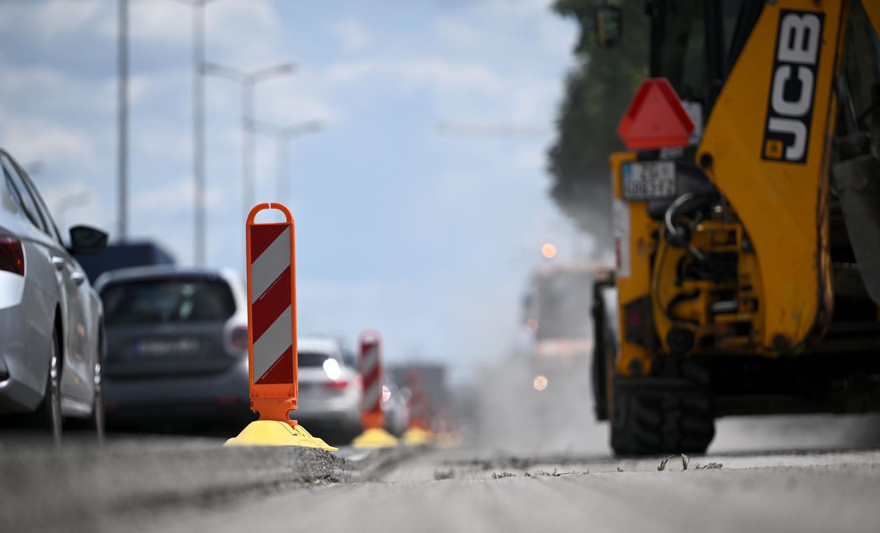 Premda podacima na stranici regulacije.zagreb.hr, izvode se radovi uklanjanja postojećeg asfaltnog zastora, popravaka poklopaca komunalnih instalacija te ugradnje novih asfaltnih slojeva, čime će se osigurati ugodnije prometovanje te produžiti rok eksploatacije prometnice. 