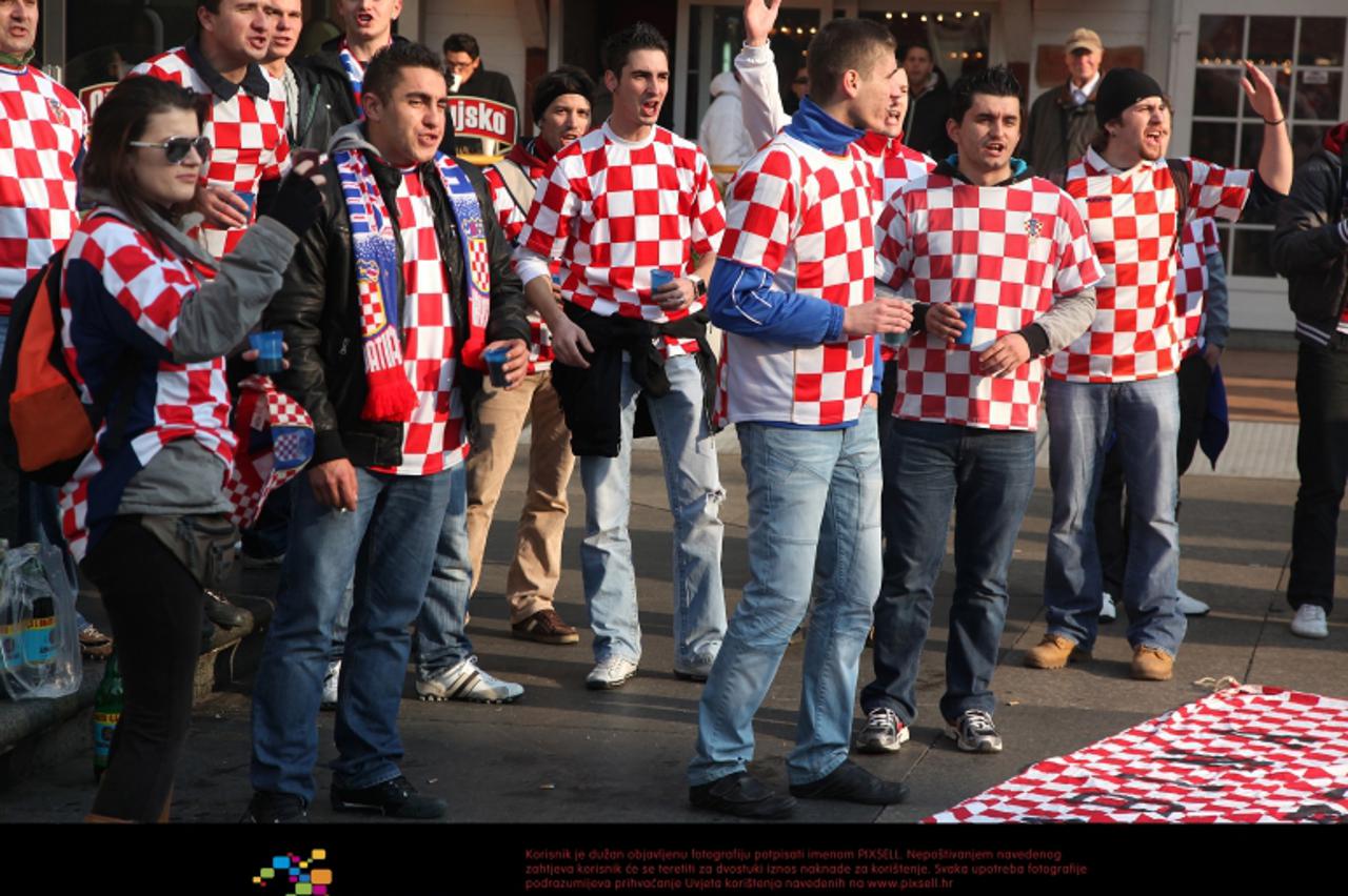 '15.11.2011., Zagreb - Navijaci hrvatske nogometne reprezentacije u centru grada uoci utakmice s Turskom. Photo: Patrik Macek/PIXSELL'