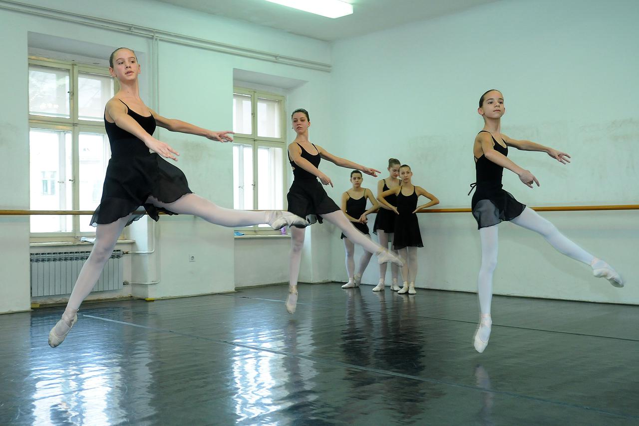  Ilirski trg 9, srednja skola za balet. Mlade balerine se oblace, razgibavaju i vjezbaju.  
