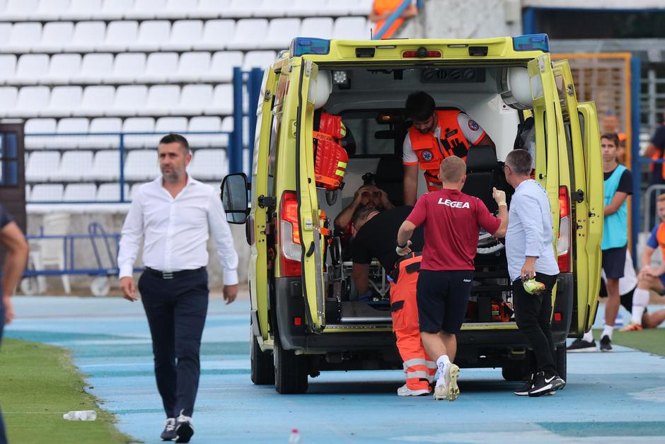 Osijek: Liječnici s utakmice NK Osijek i NK Varaždin odvezli ozlijeđenog Igora Postonjskog