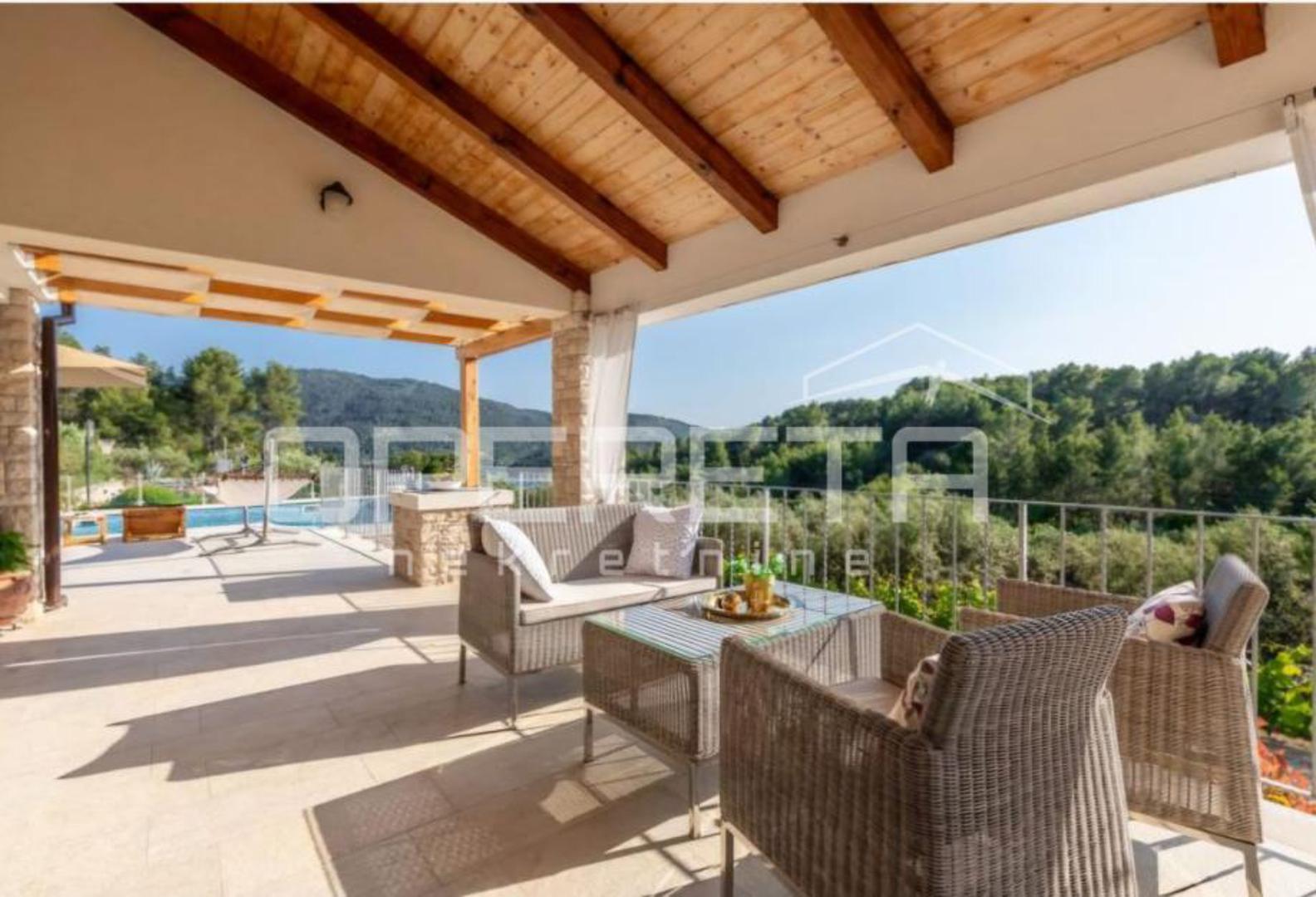 Uz elegantno uređene unutarnje prostore, kuća nudi i bogat vanjski sadržaj. Tu su terasa i lođa, vanjska kuhinja s roštiljem i šankom, grijani bazen sa sunčalištem, sauna te dodatni prostor za obiteljski odmor i zabavu, uključujući dječju zonu s trampolinom, pješčanikom i stolnim tenisom.

