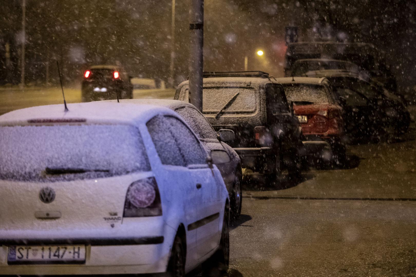 06.04.2021., Split - Jak snijeg pada u Splitu i okolici. Zabijelili su se automobili i zelene povrsine.
Photo: Miroslav Lelas/PIXSELL