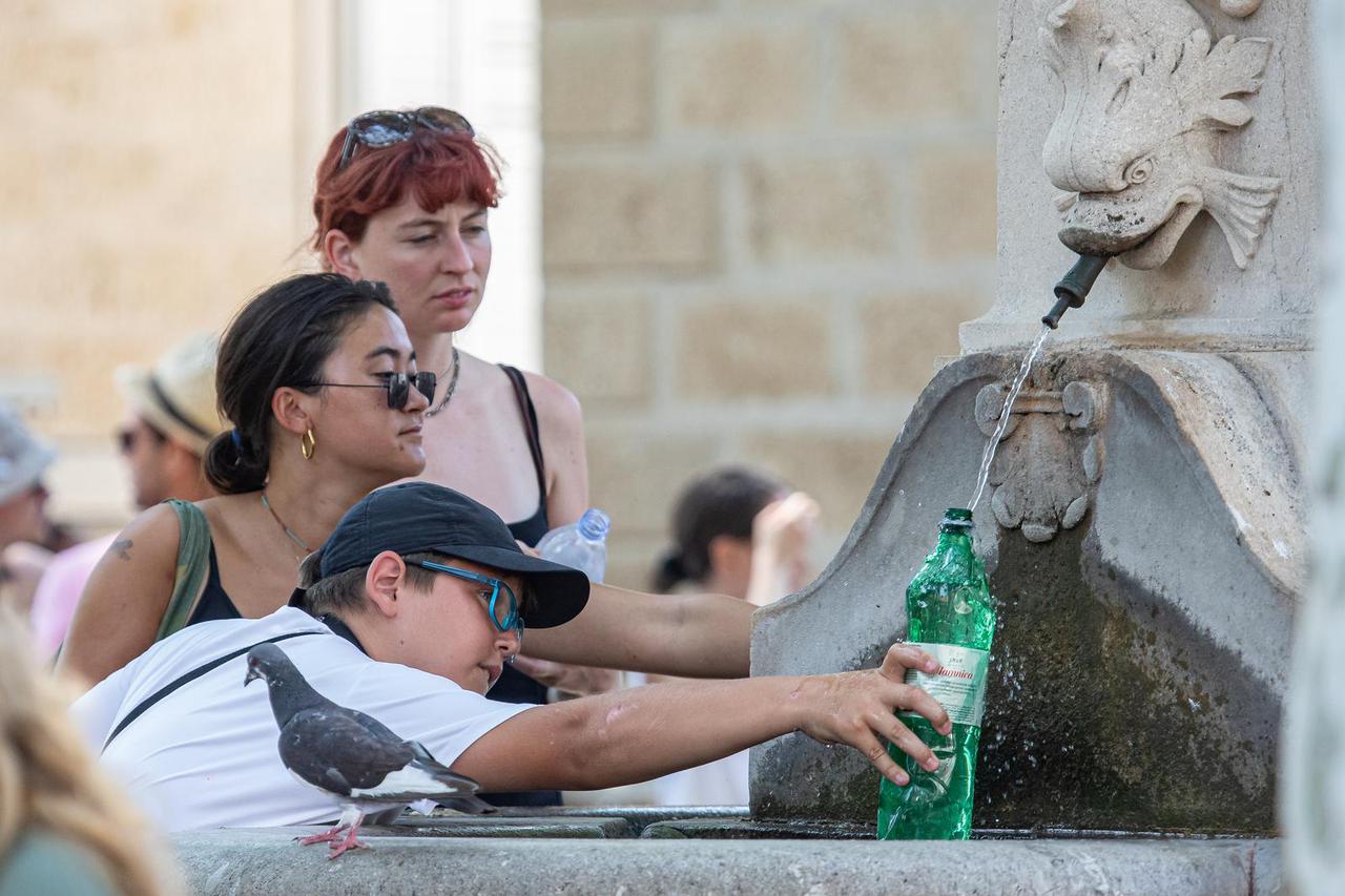 Dubrovnik: Osim kupanjem u moru, građani traže spas od vrućina u hladu i na fontanama