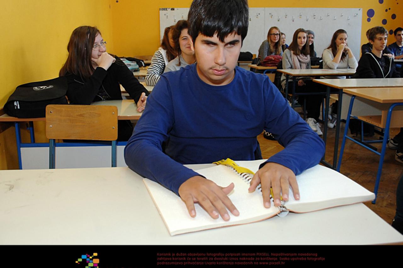 '15.10.2012., Sisak - Povodom Dana bijelog stapa clanovi Udruge slijepih grada Siska obisli su 1.a razred Gimnazije Sisak koji pohadja slijepi Pavo Anic. Photo: Nikola Cutuk/PIXSELL'
