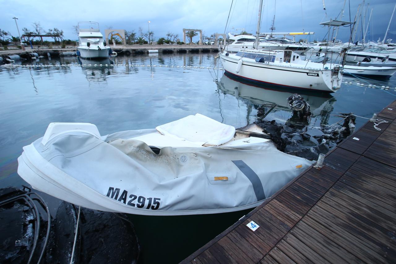 Tri broda u potpunosti izgorjela u požaru koji je izbio tijekom noći u lučici Ramova