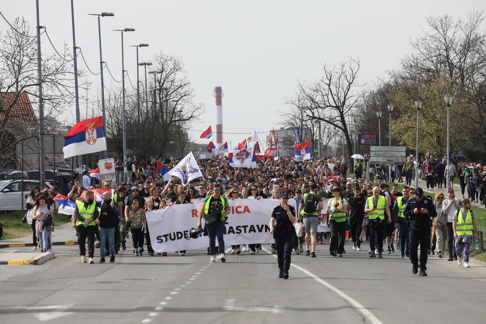 Reporter Večernjeg lista iz Beograda opisao je kakvo je stanje u glavnom gradu Srbije: „Gotov je, gotov je!“ skandirali su sinoć brojni građani u Knez Miloševoj ulici, u samom središtu Beograda i tako još jednom poslali jasnu poruku što misle o Aleksandru Vučiću.
