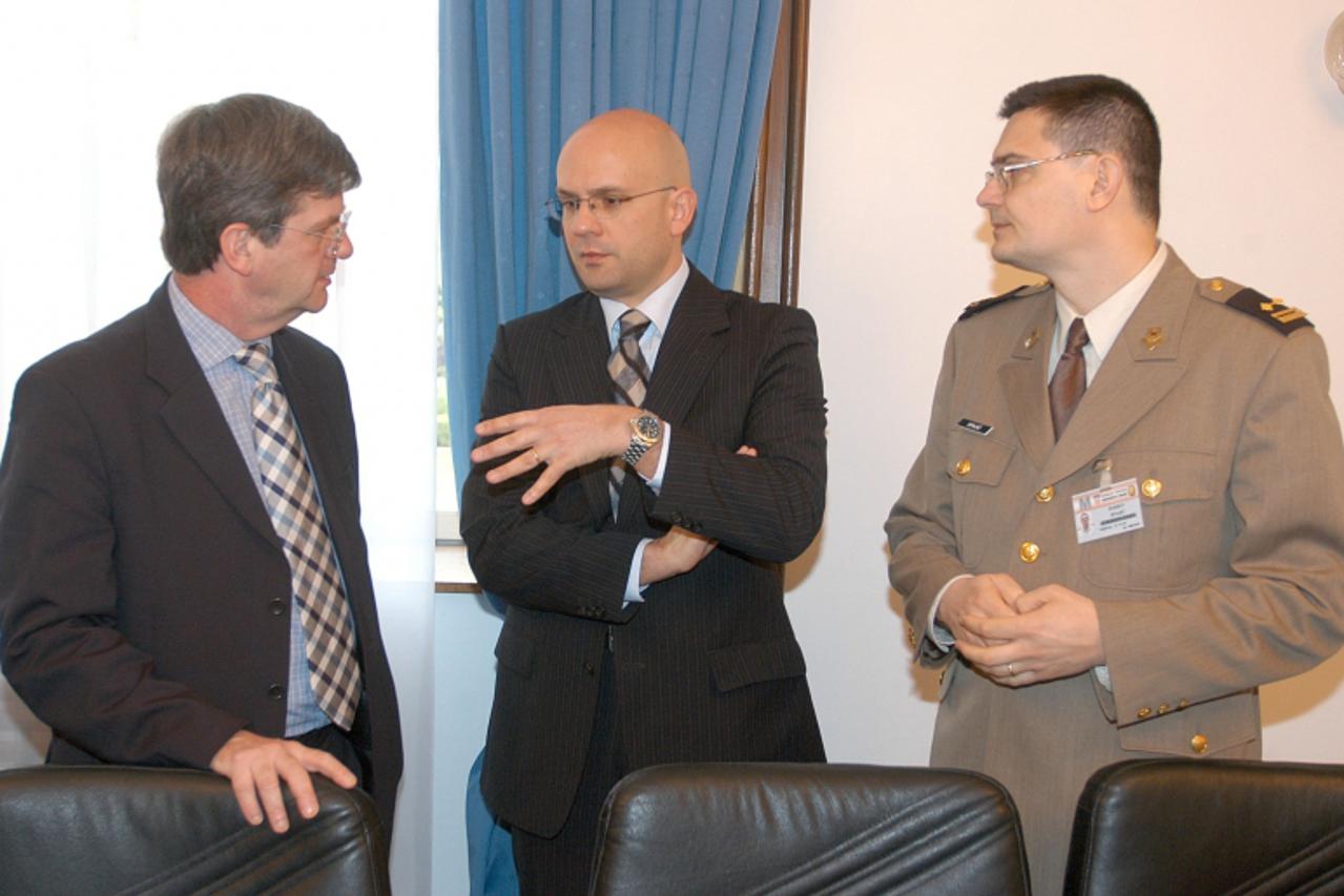 \'gradska...zgb...07.05..2004. pjer simunovic,koordinator vlade rh za nato s delegacijom nato-a snimio:boris scitar\'