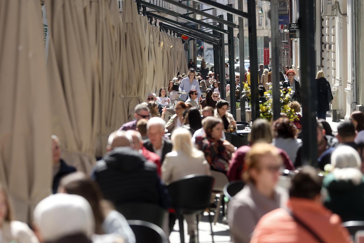 Sarajevo: Građani i turisti uživaju u sunčanom danu