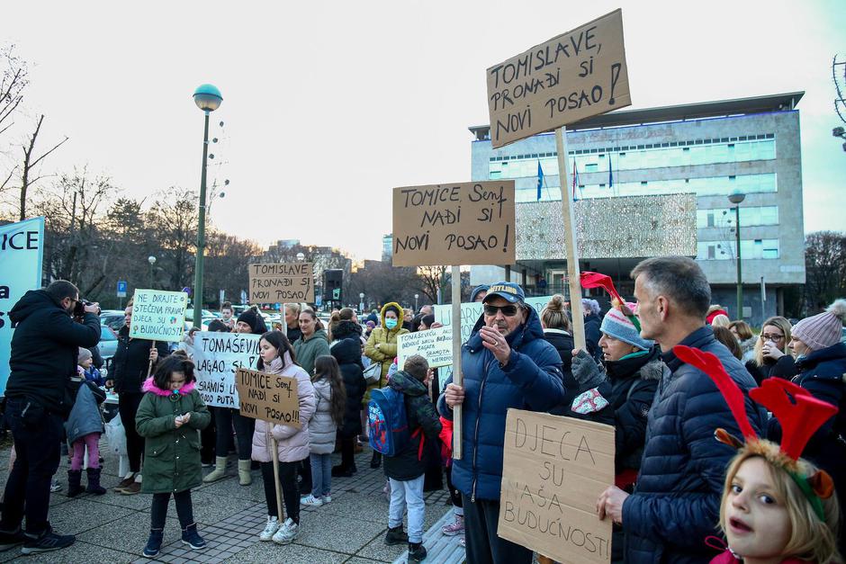 Zagreb: Prosvjed roditelja odgojitelja ispred Gradskog poglavarstva