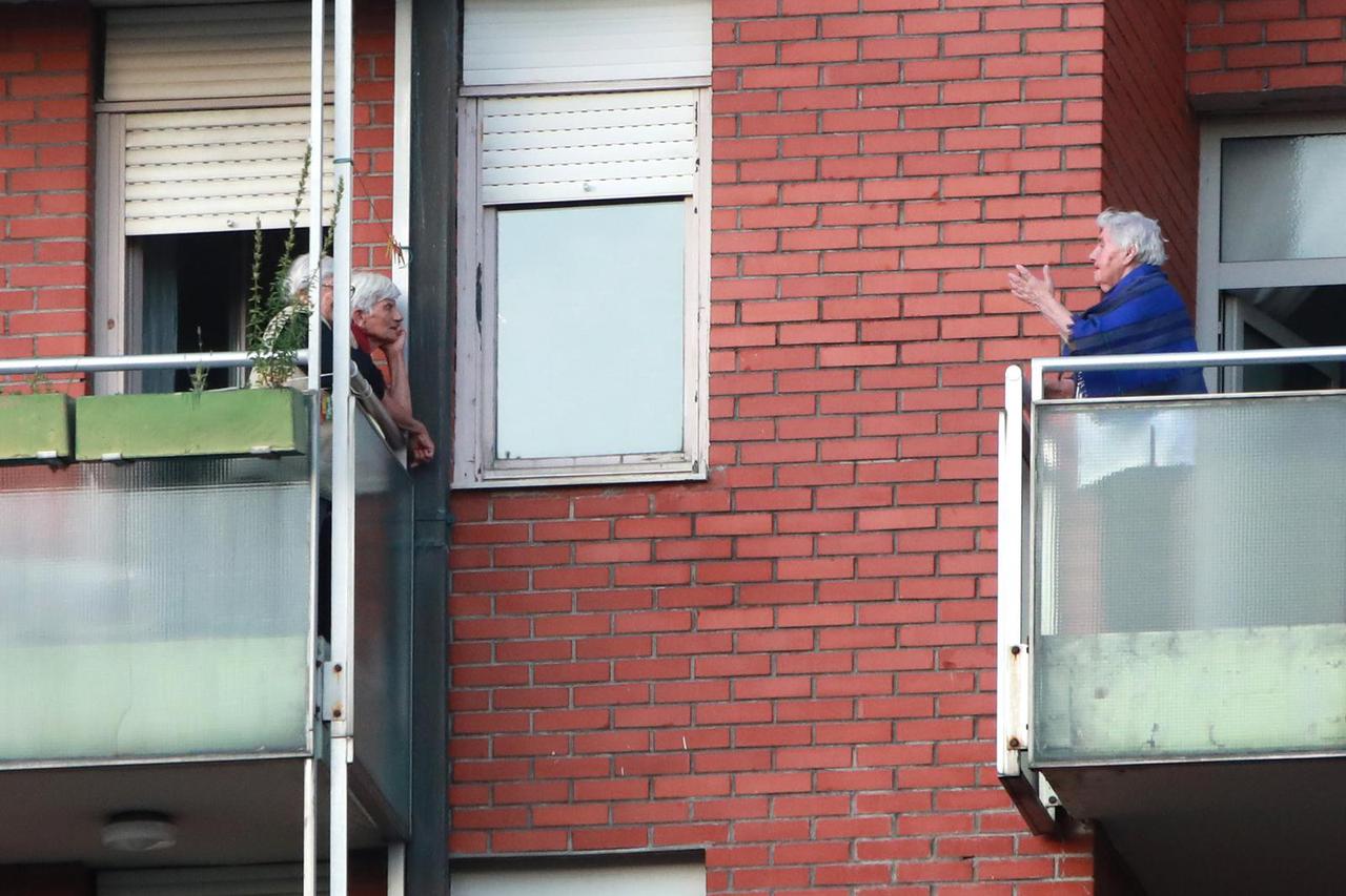 Zagreb: Druženje na balkonima uz propisanu udaljenost