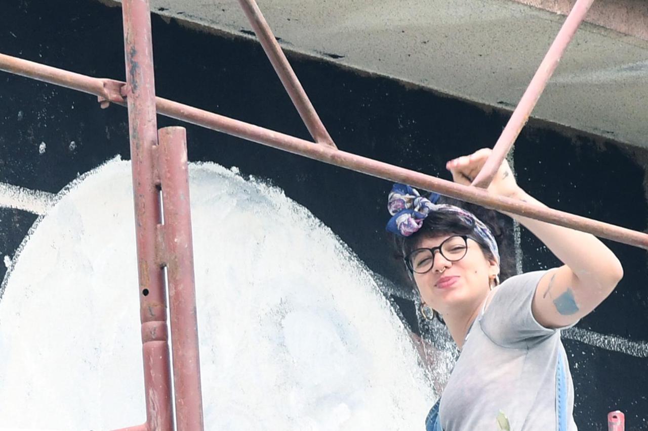 Sisak: Umjetnica Hana Tintor počela je raditi mural na pročelju zgrade