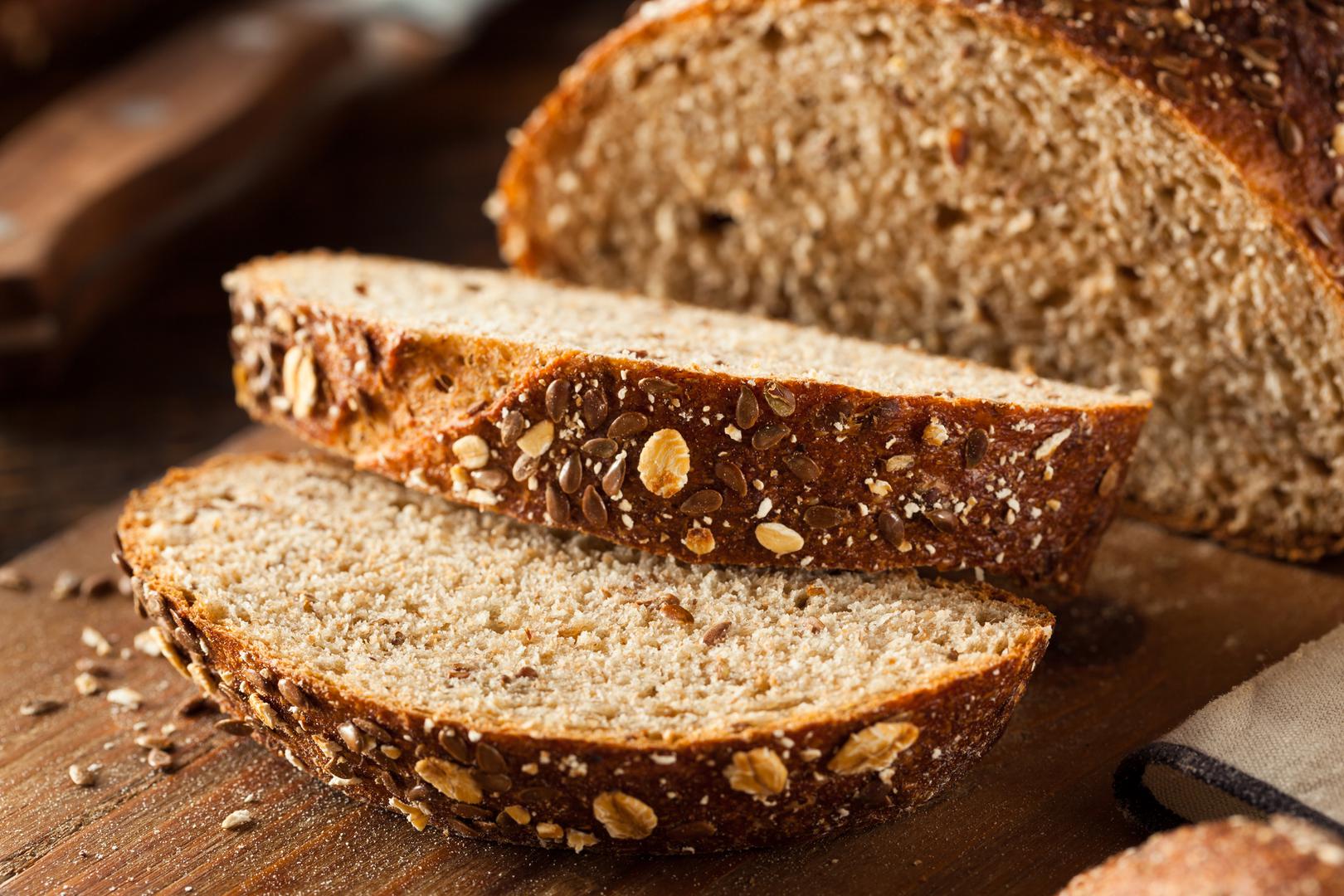 KRUH S CJELOVITIM ŽITARICAMA - Prema studiji Penn Statea, pojedinci koji su jeli kruh od cjelovitih žitarica dok su bili na prehrani s nižim unosom kalorija tijekom 12 tjedana izgubili su znatno više masnoća oko trbuha. 