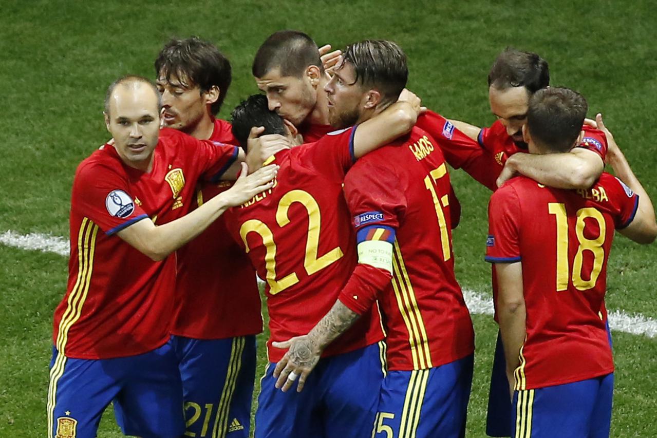 Football Soccer - Spain v Turkey - EURO 2016 - Group D - Stade de Nice, Nice, France - 17/6/16 Spain's Alvaro Morata celebrates with team mates after scoring their first goal  REUTERS/Eric Gaillard Livepic