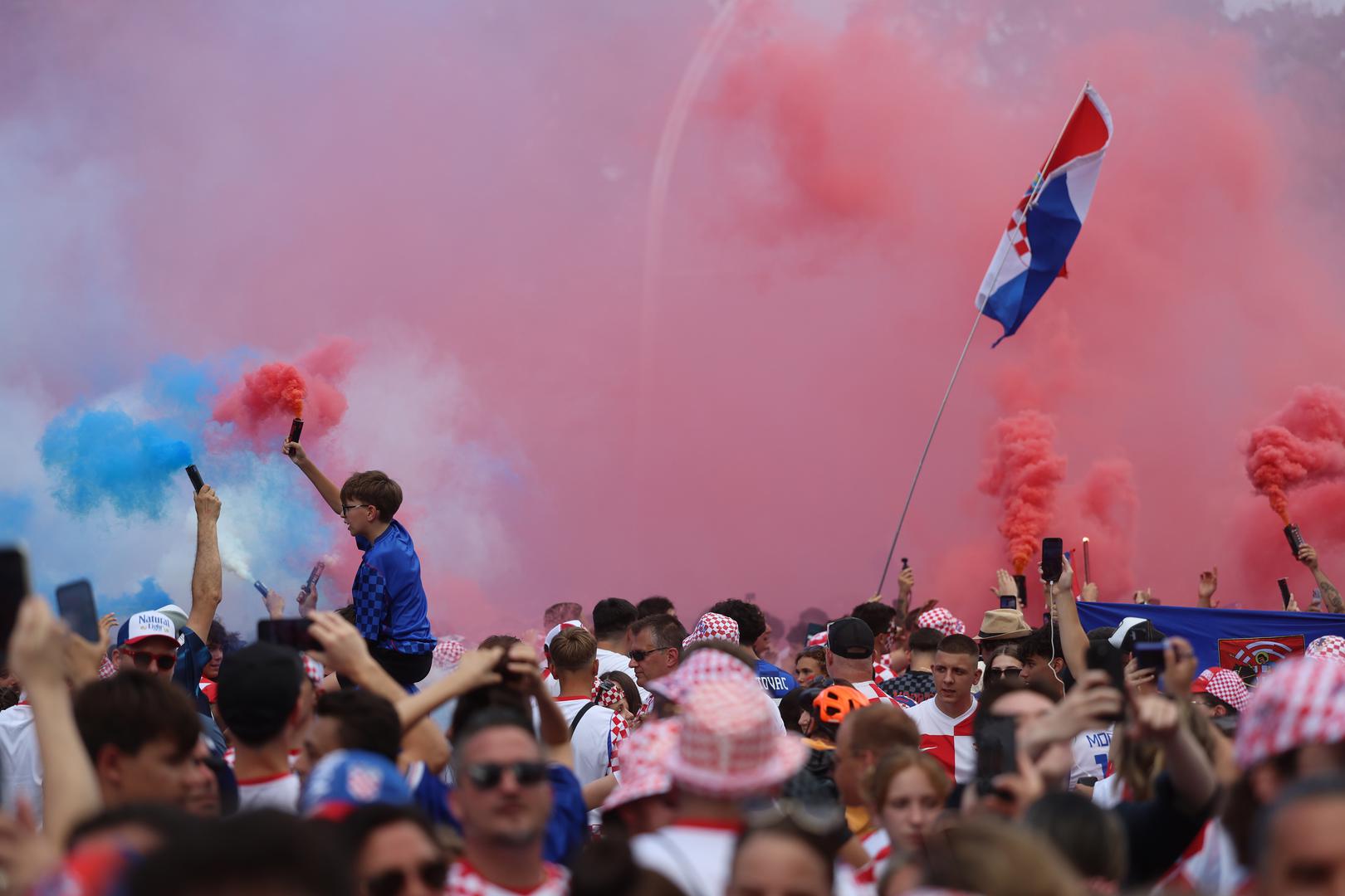 Uoči utakmice organizirana su i brojna druženja navijača, uključujući okupljanje ispred hotela Delta te povorku koja će prema stadionu krenuti kroz grad.