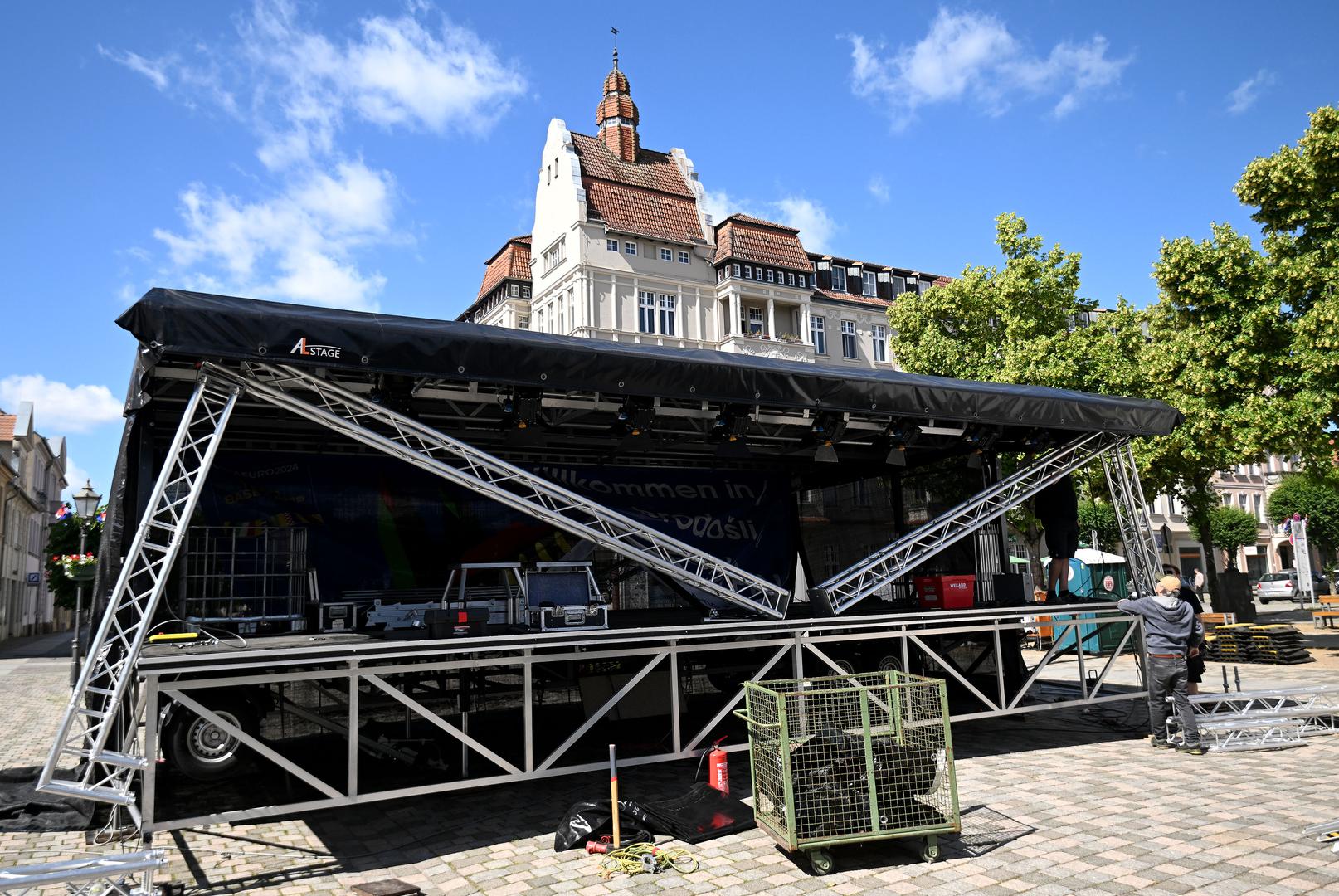 Na glavnom gradskom trgu Schulplatzu bit će priređena mala svečanost, vatreni će otići na prijem kod gradonačelnika Neuruppina, a onda će imati večernji trening