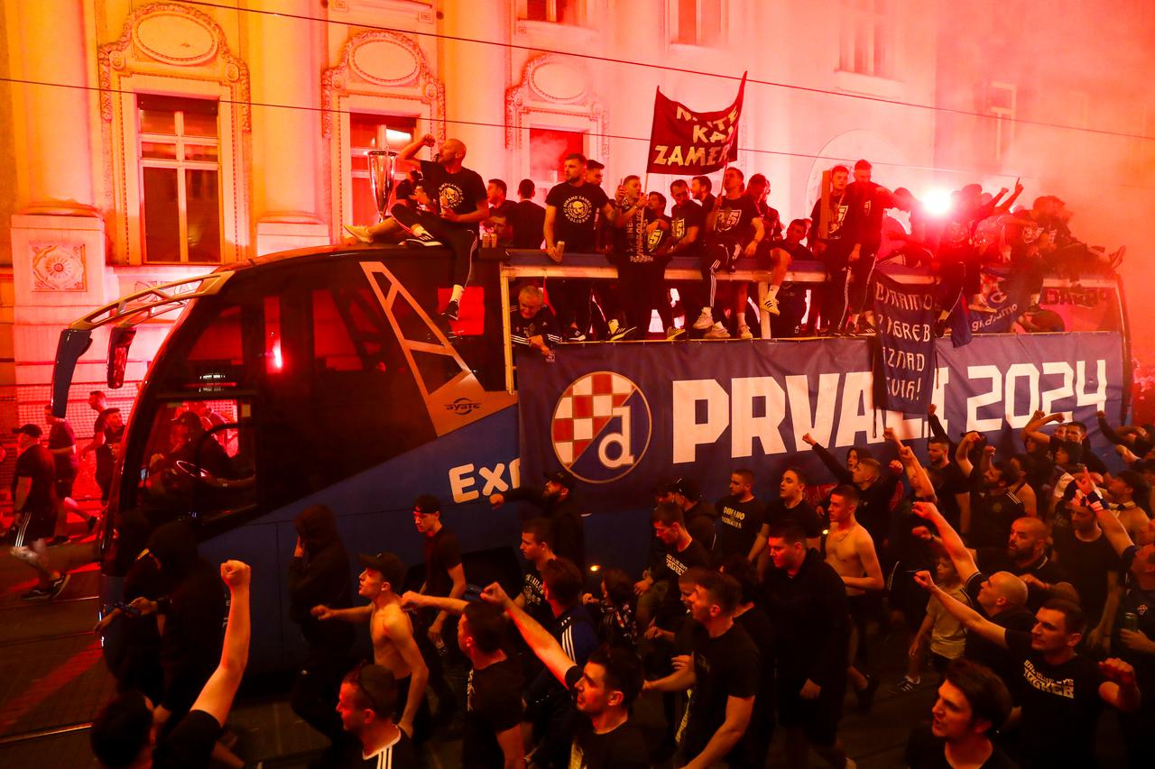 Nogometaši Dinama u otvorenom autobusu idu prema Trgu na proslavu naslova prvaka